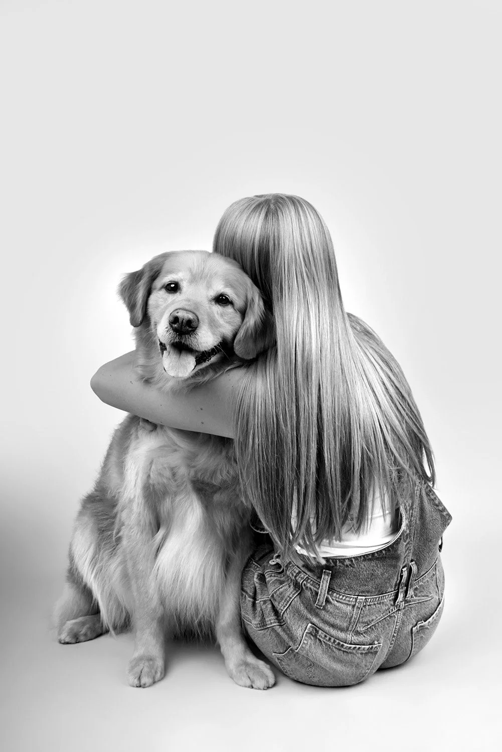 Golden-Retriever-hugs-mom-smiles-black-white-dog-photoshoot-minneapolis.jpg
