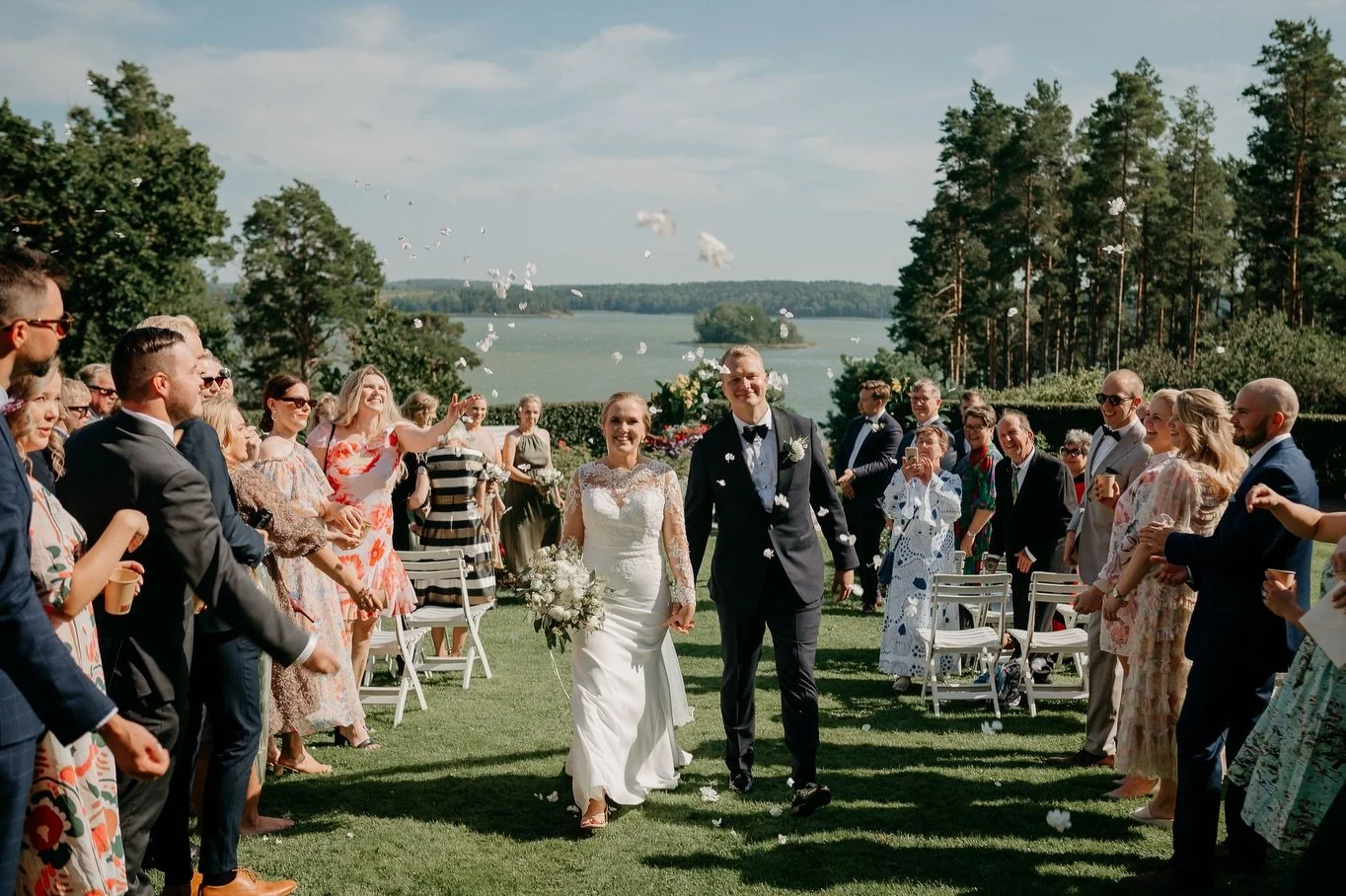 Muutama kuva upeasta @furuvikinkartano sta, jotka tuli aivan randomilla vastaan t&auml;n&auml;&auml;n esimerkkikuvia Furuvikista asiakkaalle etsiess&auml;. 

Mik&auml; mielet&ouml;n paikka viett&auml;&auml; koko h&auml;&auml;p&auml;iv&auml; ulkovihki