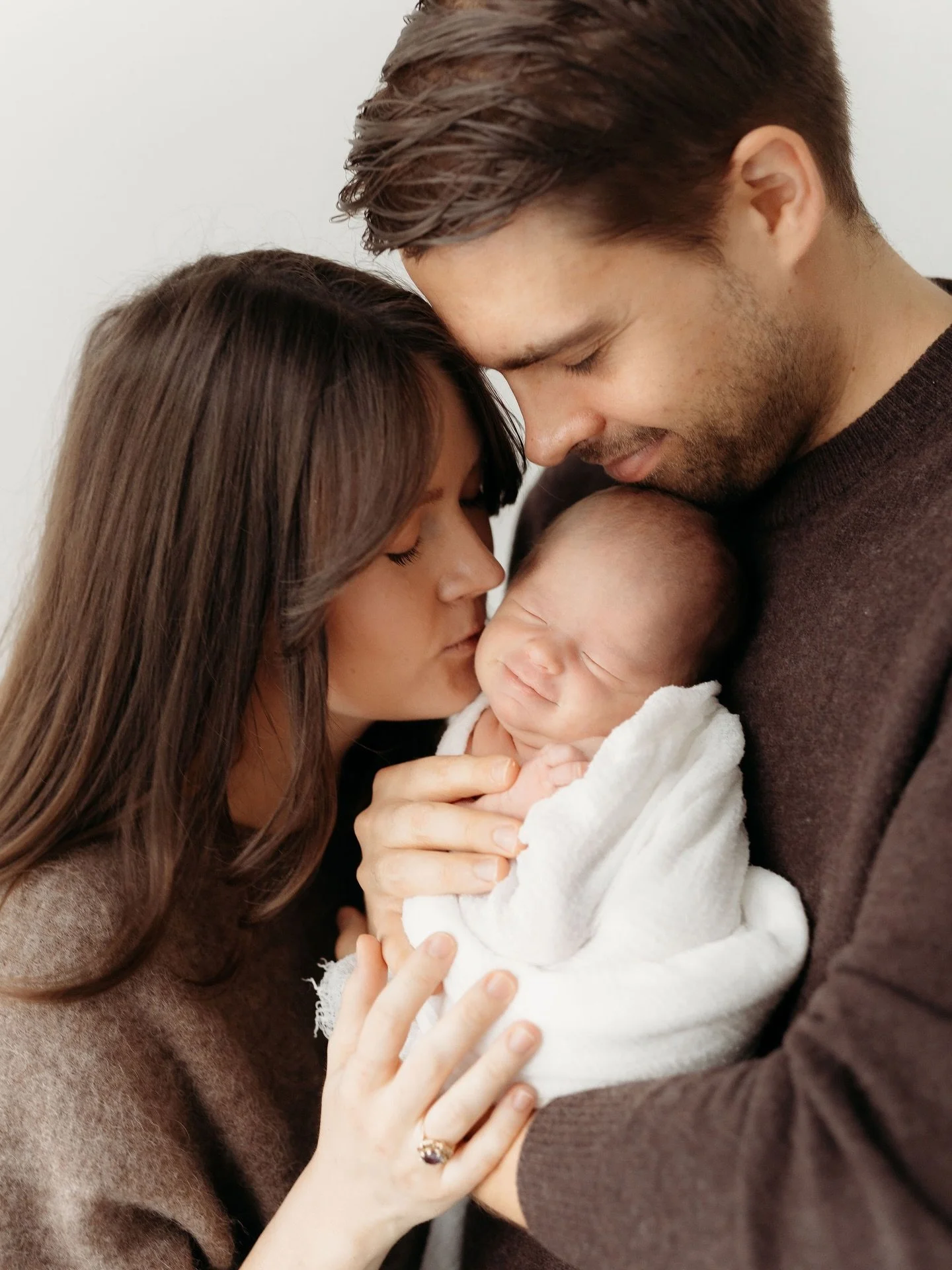 Vastasyntyneen kuvauksessa kolme t&auml;rkeint&auml; elementti&auml; kuviin on:

&bull;vauva
&bull;perhe
&bull;sen hetkiset fiilikset

N&auml;m&auml; tekee teid&auml;n kuvat, kaikki muu on extraa.

Sun ei tarvi olla palautunut synnytyksest&auml;, k&a