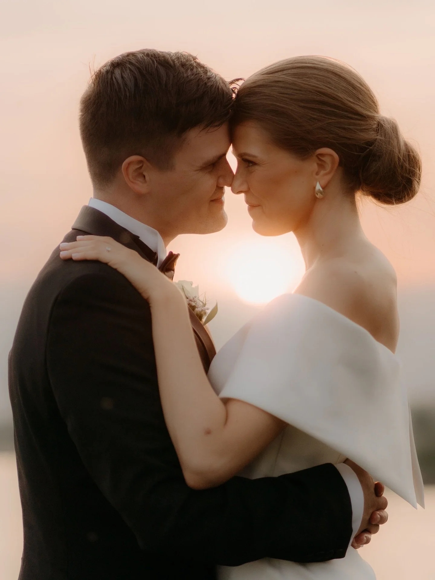 Sama hetki - kaksi eri et&auml;isyytt&auml; -> kaksi erilaista kuvaa 

Potrettikuvaushetkess&auml; hy&ouml;dynn&auml;n yleens&auml; aina meneill&auml;&auml;n olevaa hetke&auml; kuvaamalla sit&auml; eri et&auml;isyyksilt&auml; luodakseni erilaisia 