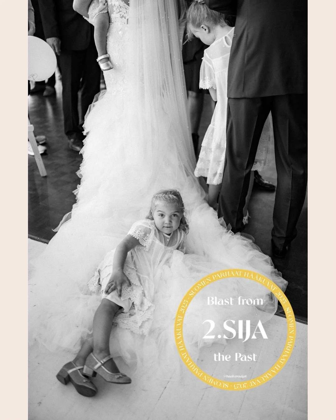 T&auml;n&auml;&auml;n Tampereella on Suomen Parhaat H&auml;&auml;kuvat 2025 -kilpailun palkintogaala ja t&auml;m&auml; ottamani kuva sijoittui Blast from the past -kategoriassa hopeasijalle 🥈

Kuvassa on h&auml;&auml;parin keskimm&auml;inen lapsi, j