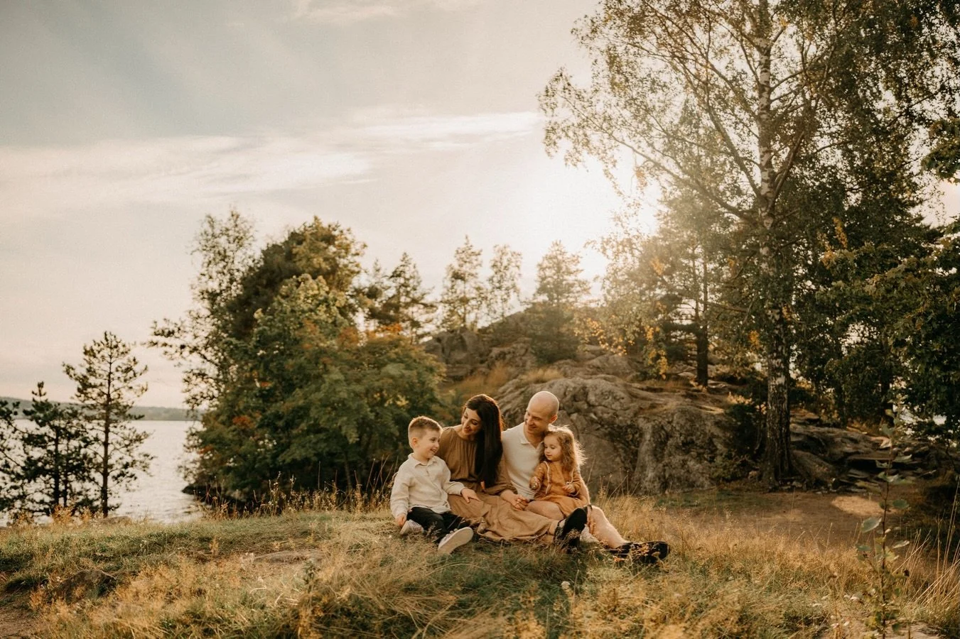Perhekuvaus ei ole vain niille perheille, joiden rakkaus t&auml;ydellist&auml; ja el&auml;m&auml; kaunista. En usko, ett&auml; t&auml;ydellisi&auml; perheit&auml; on olemassakaan.

Perhekuvaus on kaikille meille, jotka emme aina n&auml;e ja koe rakka