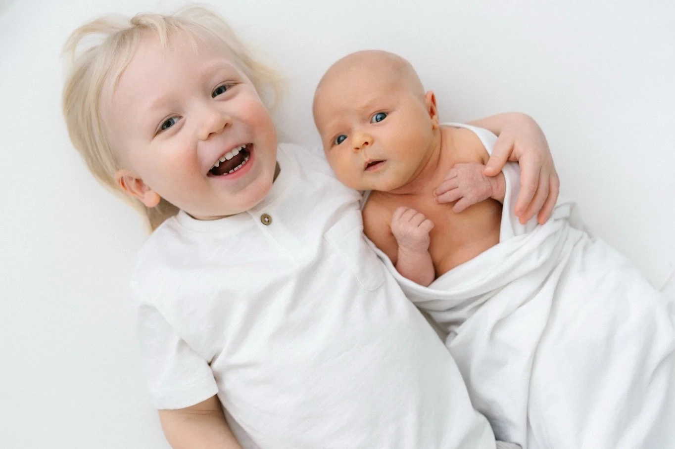 Vastasyntyneen nuppuisuus ja sykkyr&auml;isyys haihtuu ensimm&auml;isen kuukauden aikana hiljalleen pois, kun vauvan olemus alkaa vastata ulkomaailman vaateita enemm&auml;n.

Siksi newbornkuvaus toteutetaan yleens&auml; viimeist&auml;&auml;n kahden-k