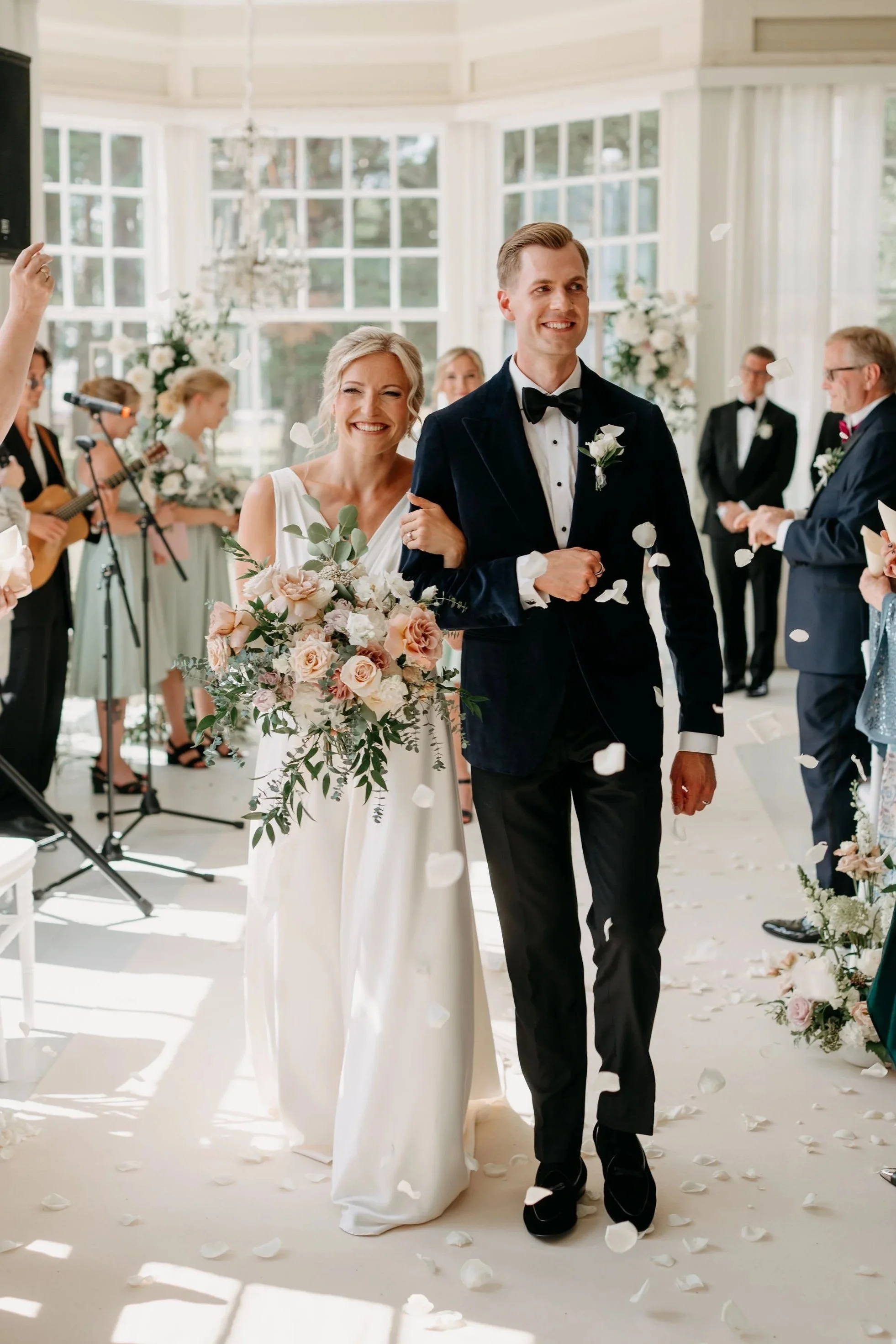 Hääpari vihkimisessä juhlapaikalla Hangon Casinolla