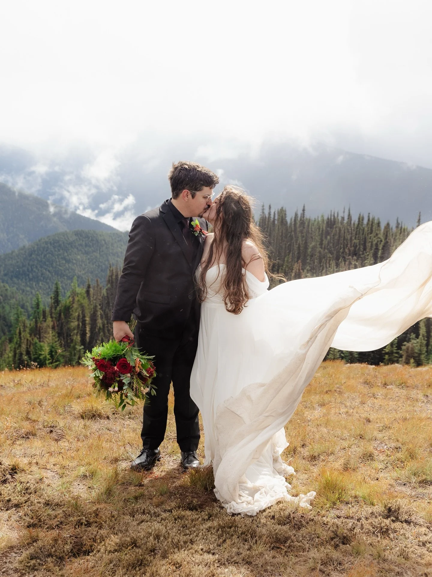 This Washington mountaintop elopement was the most magical, dreamy day 🏔️ We love how intimate and meaningful elopements like this are! &hearts;️