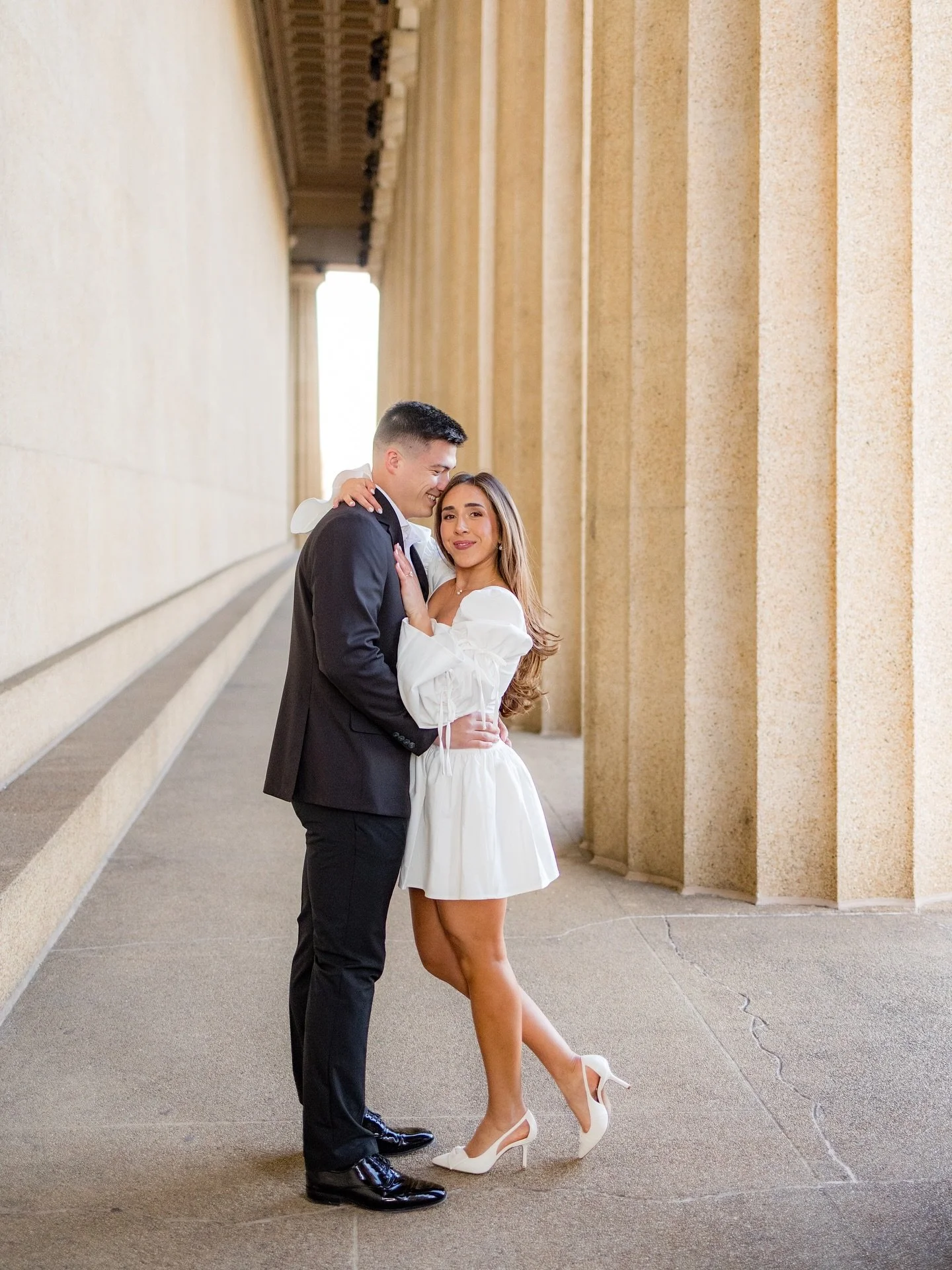 We love the simple elegance of this engagement shoot at Nashville&rsquo;s beautiful Centennial Park! 🏛️