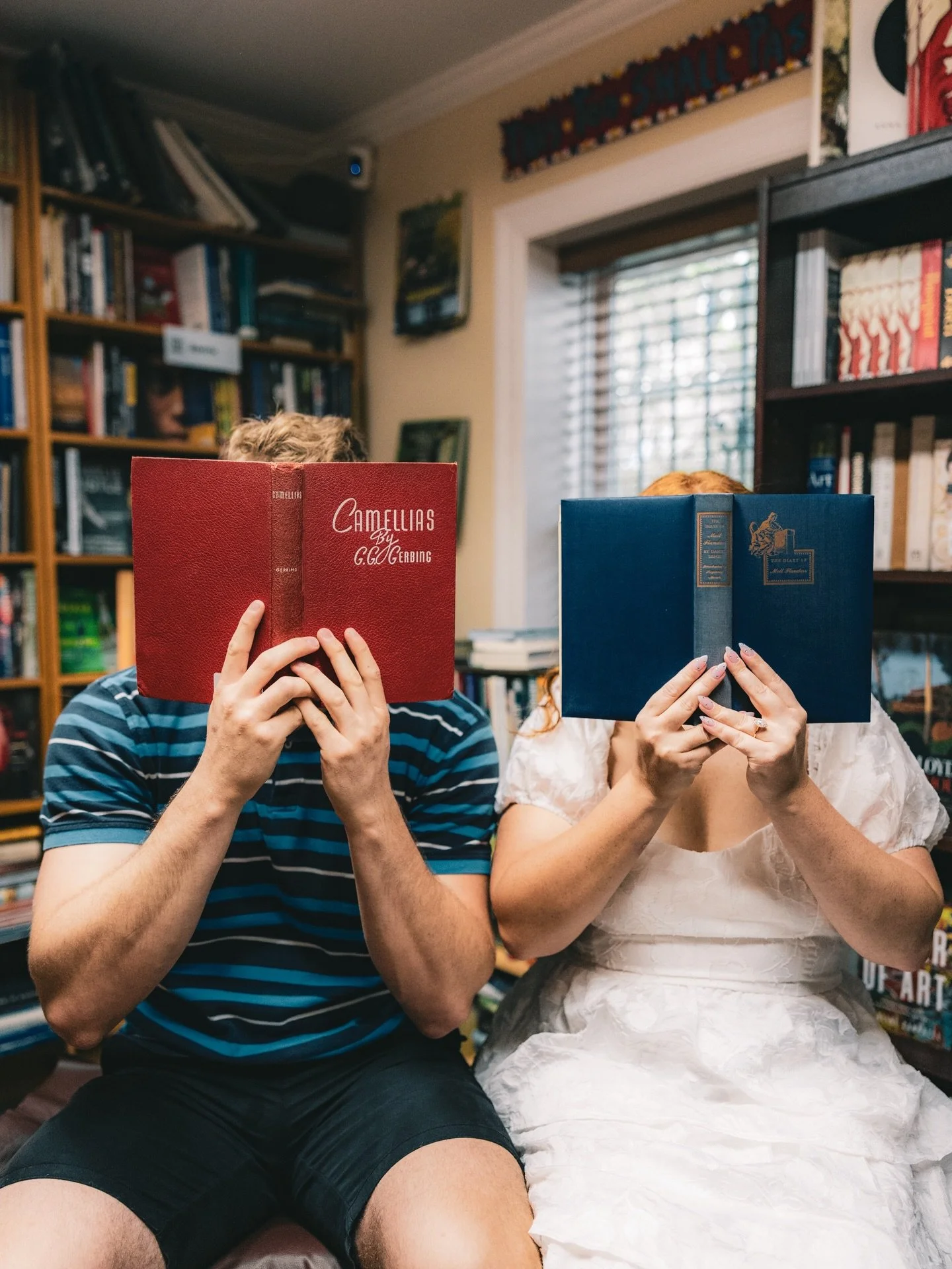 A love story you could read a hundred times 📖🤍
Books, laughter, stolen kisses, and the kind of moments that feel completely them. This engagement session was all about doing something they genuinely love and letting the story unfold naturally.

You