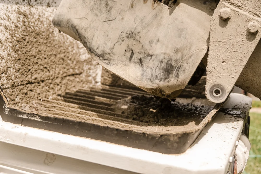 Hand mixing vs machine mixing concrete