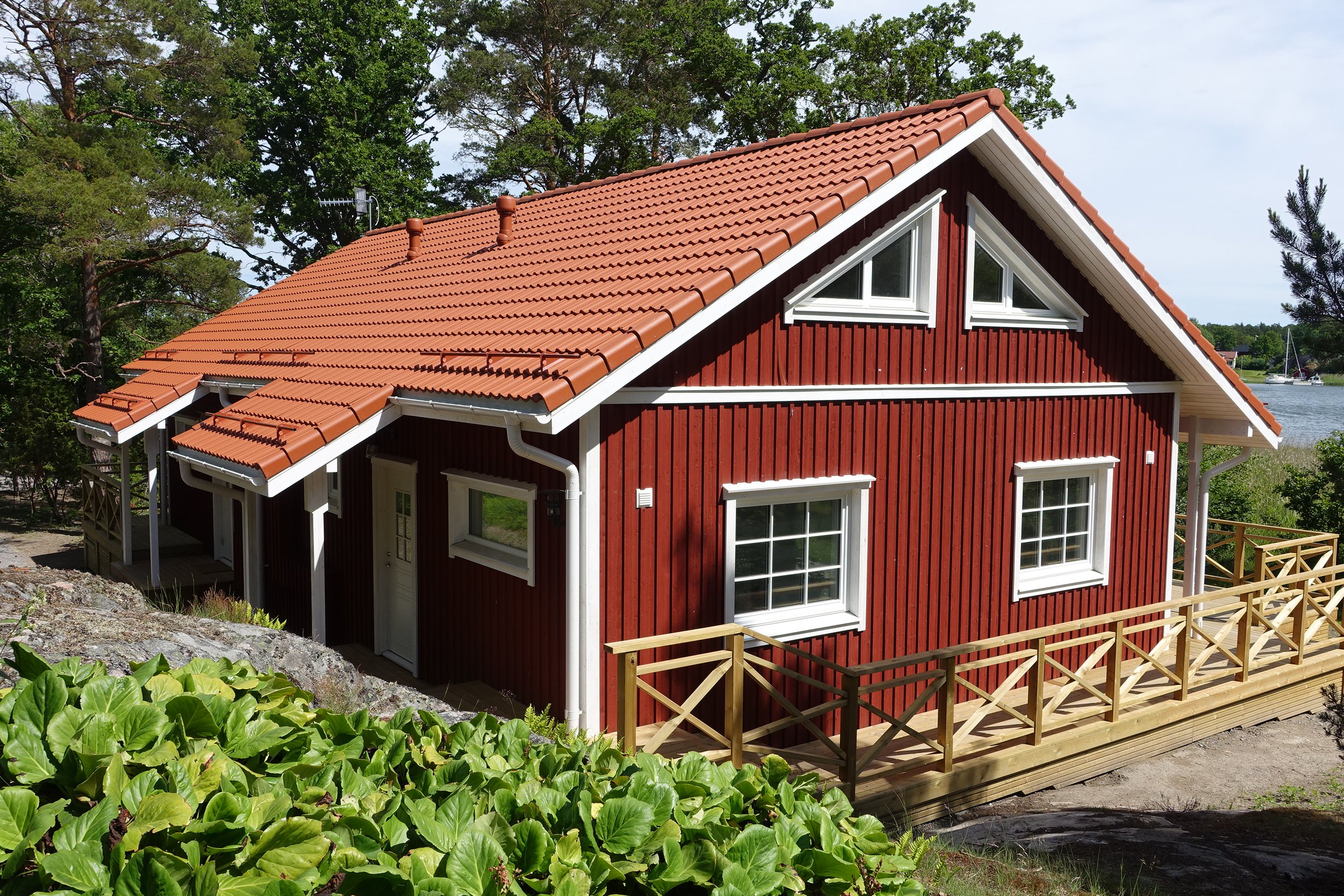 Rootsi paaris-suvemaja, mööbli projekteerimine ja interjöör, ehituse peatöövõtt võtmed kätte, 