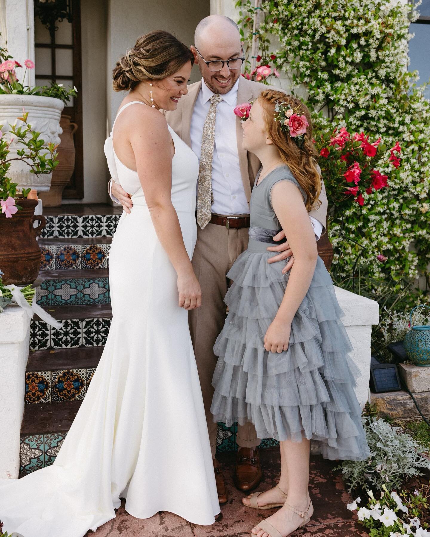 Tender moments with this sweet little family.
&bull;
📸: @tracescollective 
💐: @native_poppy 
HMU: @mobilebeautyteam
👗: @bhldn