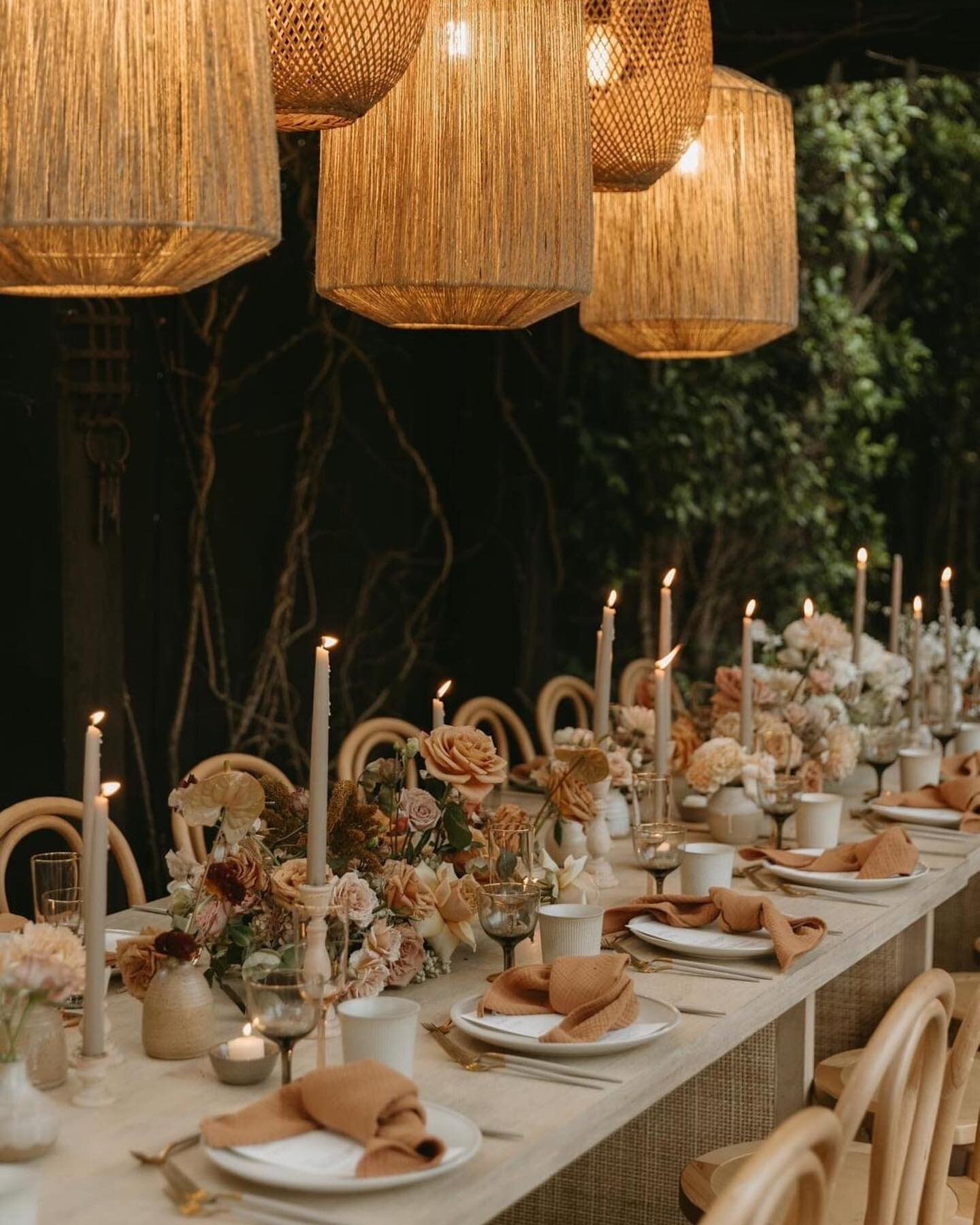 Nothing more romantic than an alfresco dinner by candlelight.
&bull;
Planner: @alwaysflawlessproductions 
💐: @moonlightfloral.co 
📸: @annaaelizabethphoto 
Rentals: @adorefolklore