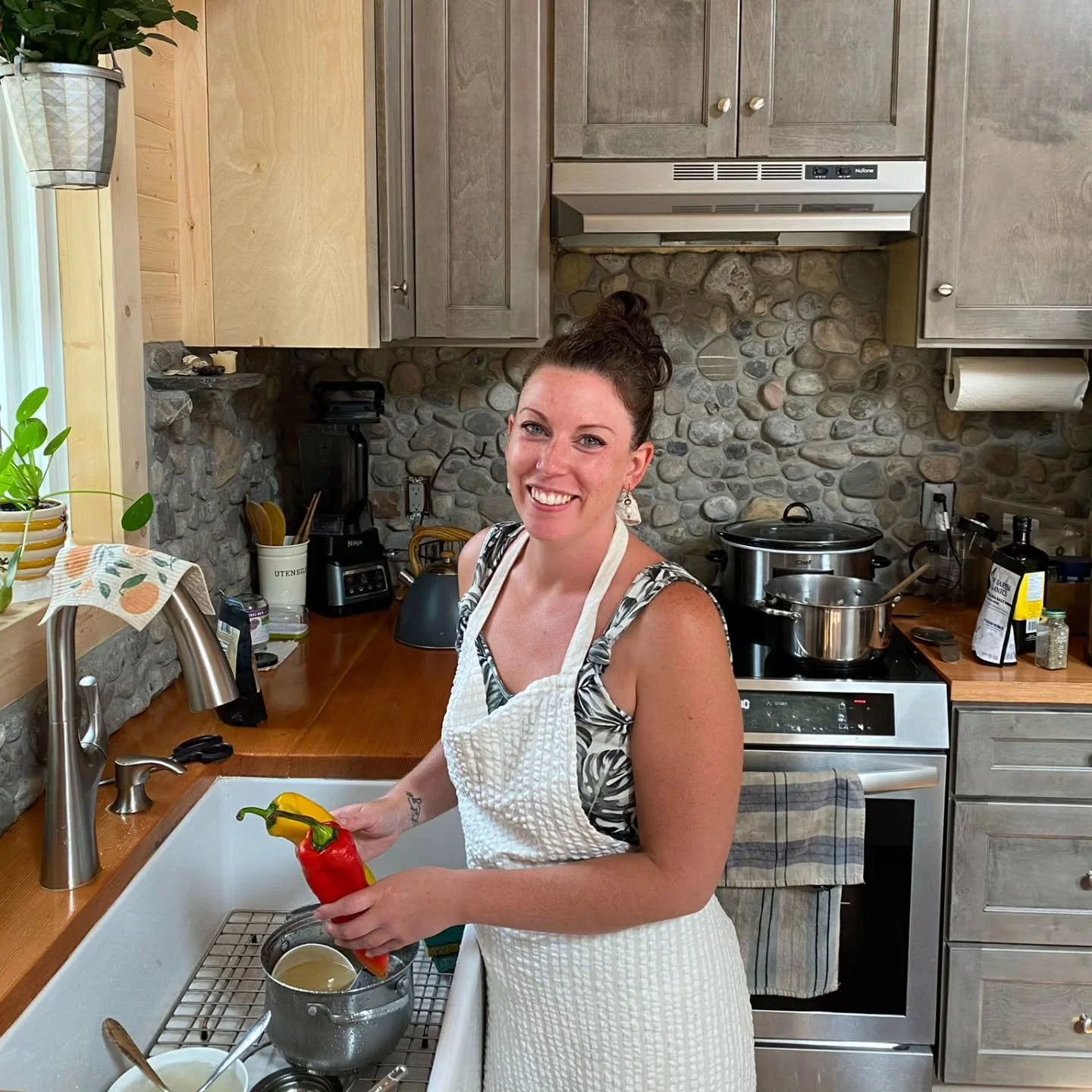 Ever since I was a little girl, I've loved to cook.

Some of my earliest memories are in the kitchen with my mom and grandma's. Food has always been the center of family gatherings and showing support for others in my family.

I loved watching cookin