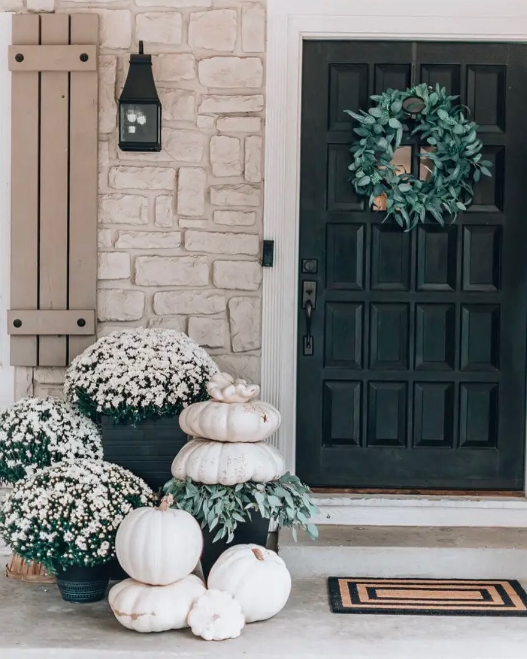 Anyone else getting that itch to decorate for fall 🫣

This beautifully layered, neutral front porch is giving me allllll the feels. I&rsquo;ll take all of the eucalyptus, white pumpkins &amp; white mums please! 

📷 :: thank you @cellajaneblog for t