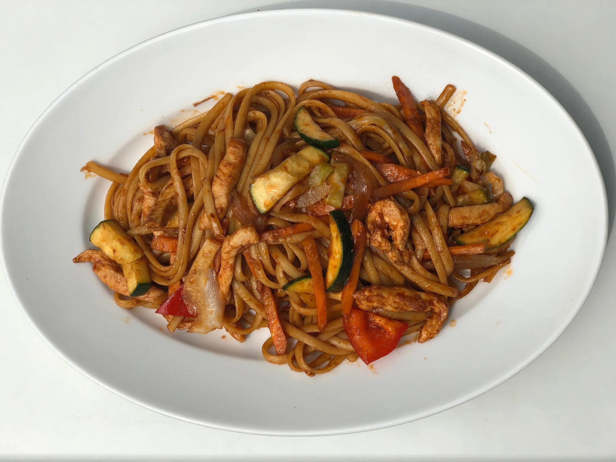 gebratene Nudeln mit frischem Gemüse und Poulet