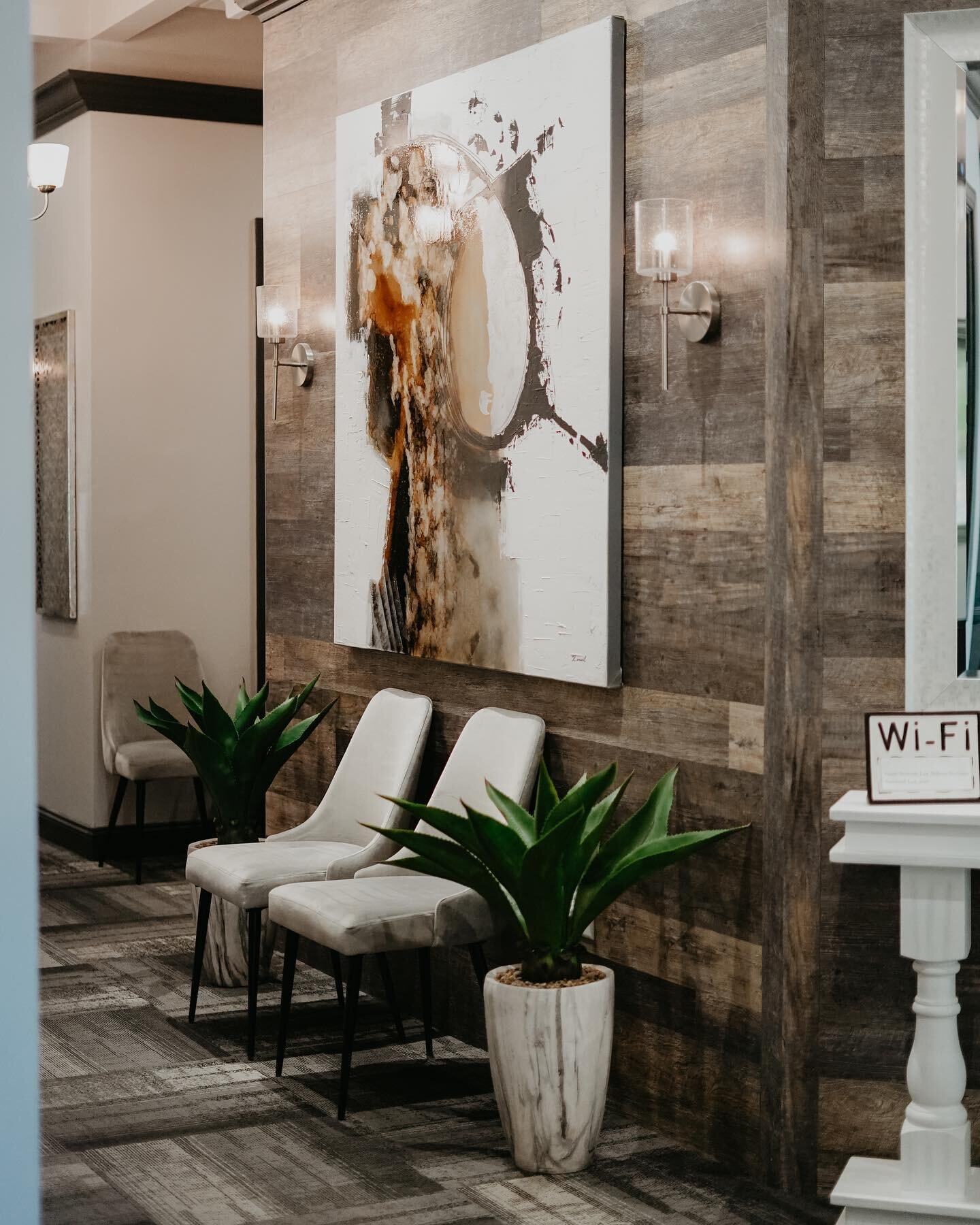 Our waiting areas are beautifully decorated and cozy for your clients to wait comfortably for their service.
&bull;
&bull;
&bull;
&bull;
&bull;
&bull;
&bull;
&bull;
#luxsalonsuites #hairstyles #salonprofessional #cosmetology #blondes #beachwaves #dim