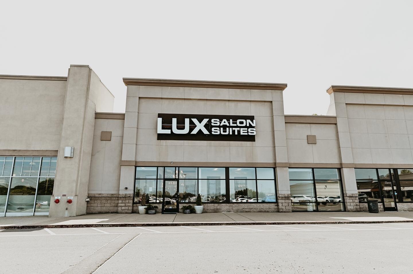 We have beautiful luxury suites available at our Madison, Tn location! Take the next step and call today to schedule a tour! jamiesprott@luxsalonsuites.net
615.857.9300
&bull;
&bull;
&bull;
&bull;
&bull;
&bull;
&bull;
&bull;
#luxsalonsuites #hairstyl