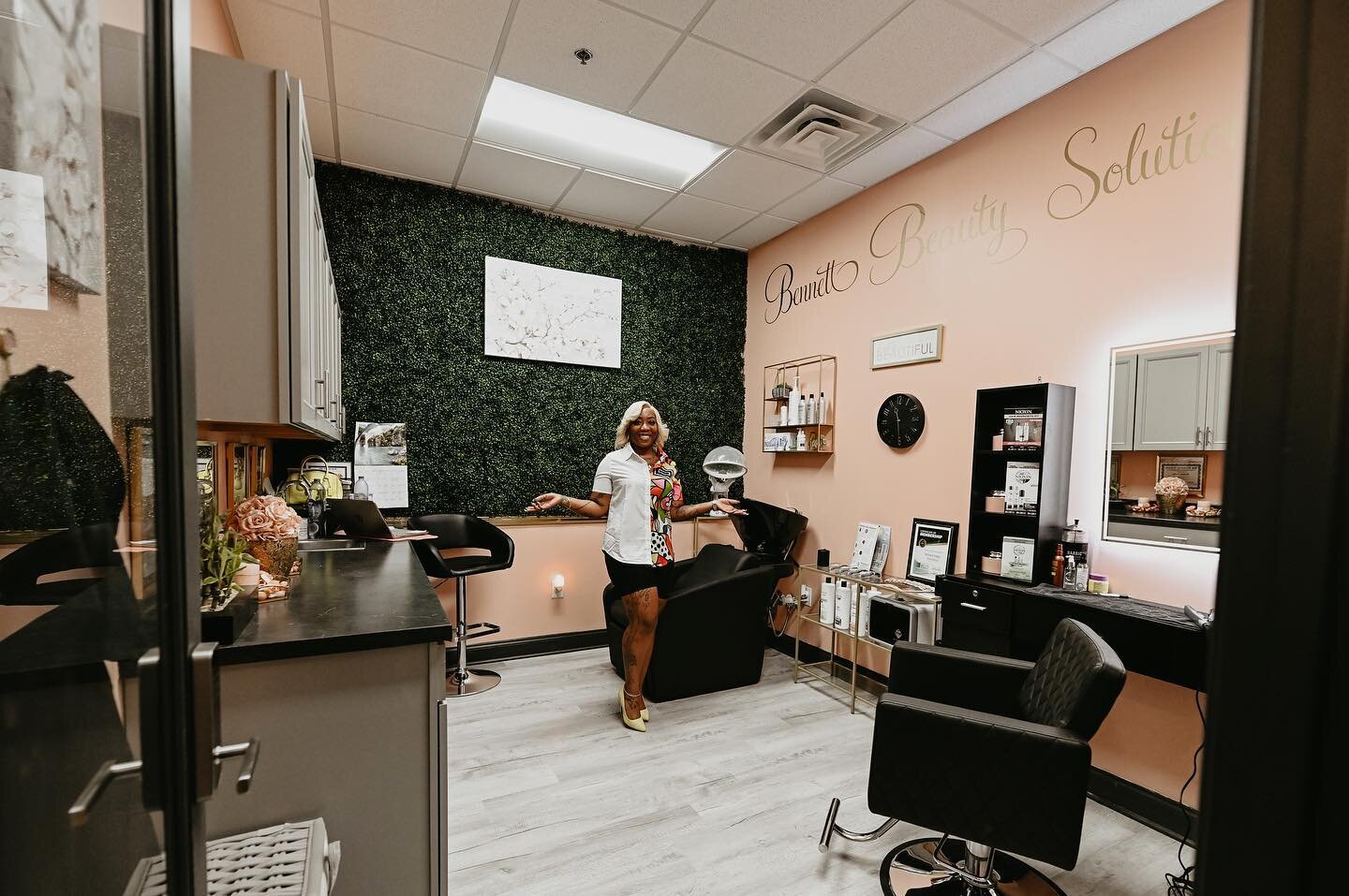 Lux Salon Suites gives you the ability to be creative with your style! Choose your color scheme and make it your own! We are loving this vibe!
&bull;
&bull;
&bull;
&bull;
&bull;
&bull;
&bull;
&bull;
#luxsalonsuites #hairstyles #salonprofessional #cos