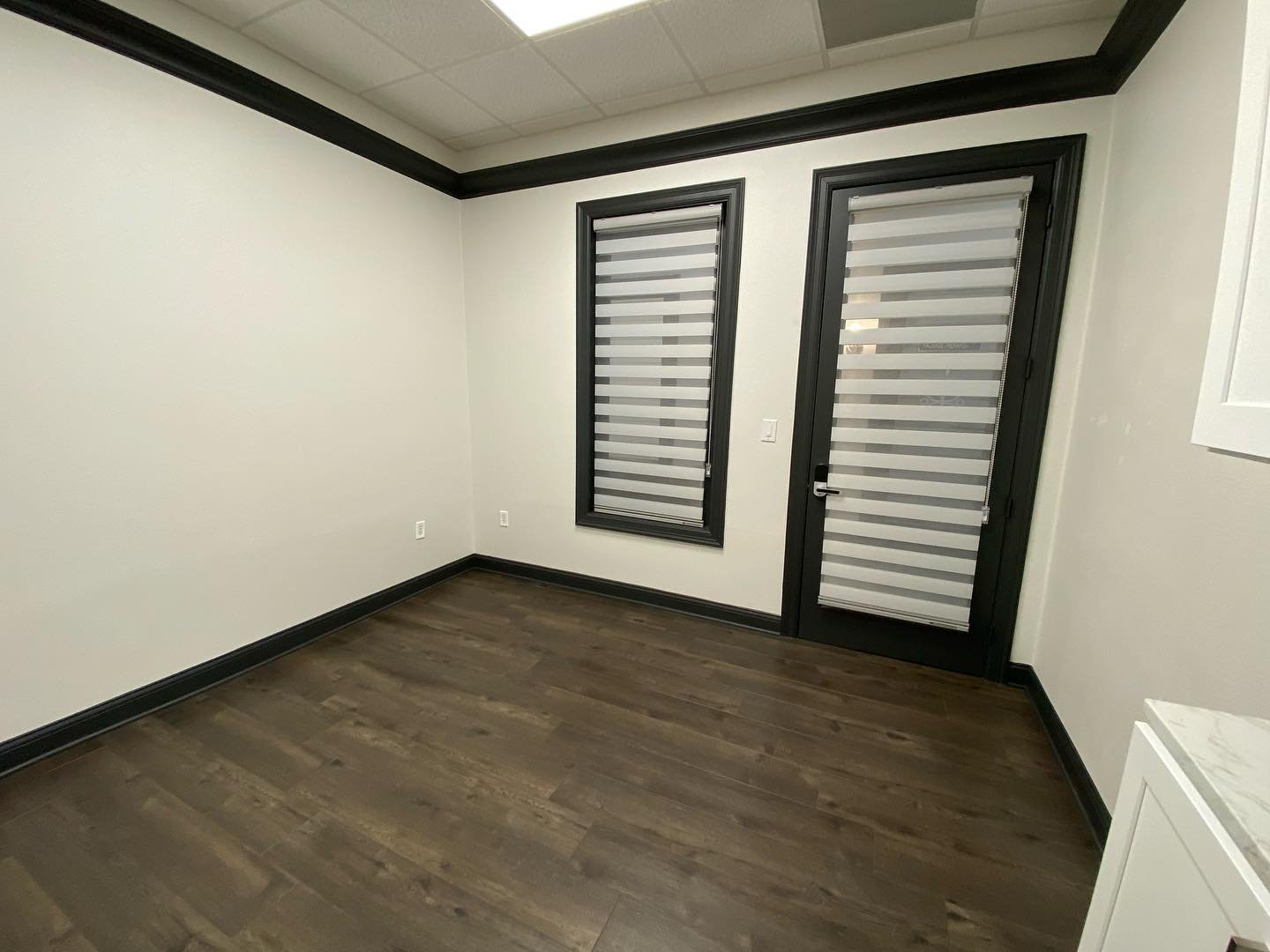 Newly remodeled suite available at our Prosper, TX location! 11&rsquo; x 11.5&rsquo;. Fill out our contact form at luxsalons.com or DM us here if you are interested. Thanks!