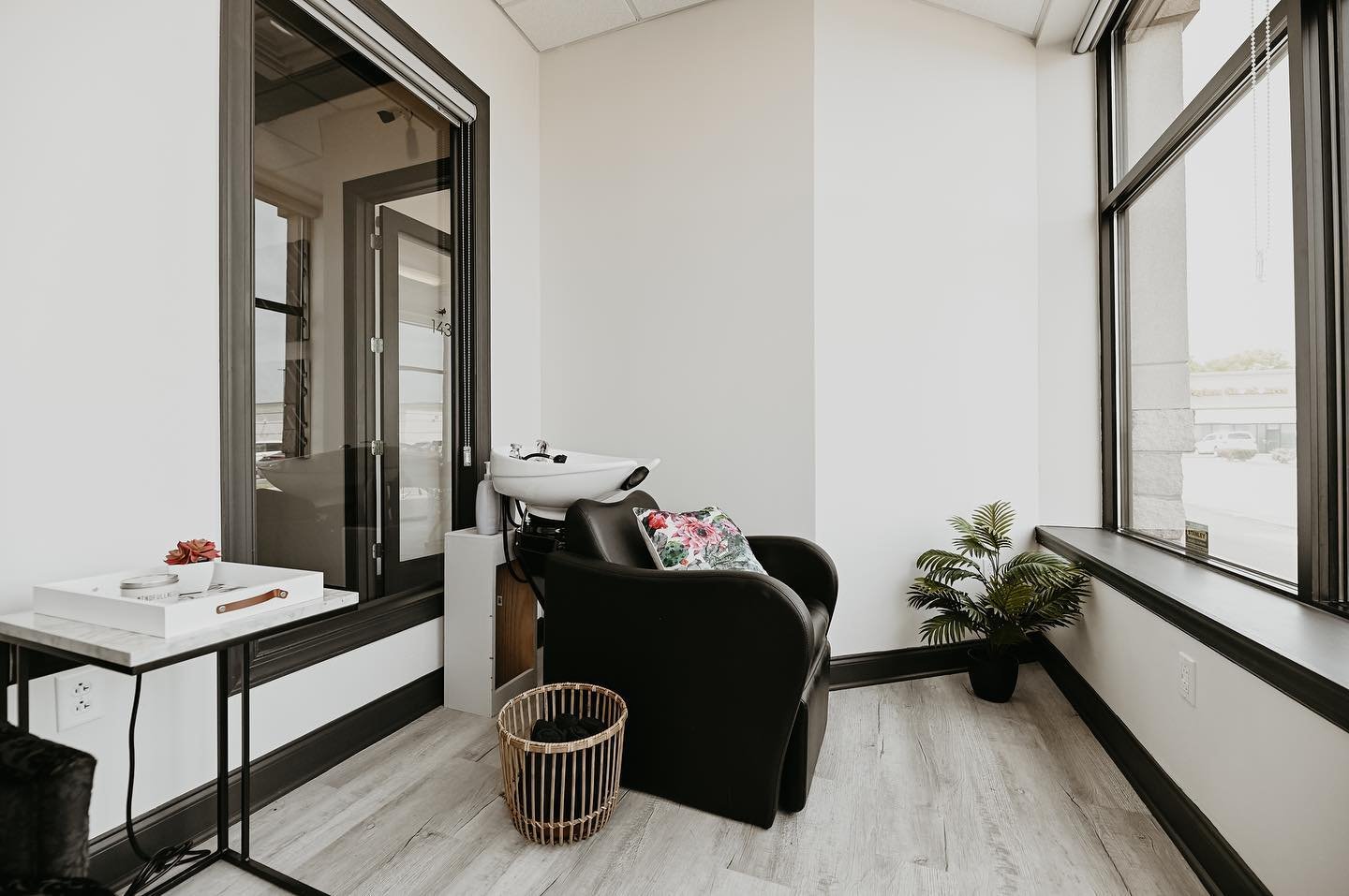 Spacious suite with a large window now available at our Madison, Tn location! To schedule a luxury tour call or email us today!
jamiesprott@luxsalonsuites.net
615.857.9300
&bull;
&bull;
&bull;
&bull;
&bull;
#luxsalonsuites #hairstyles #salonprofessio