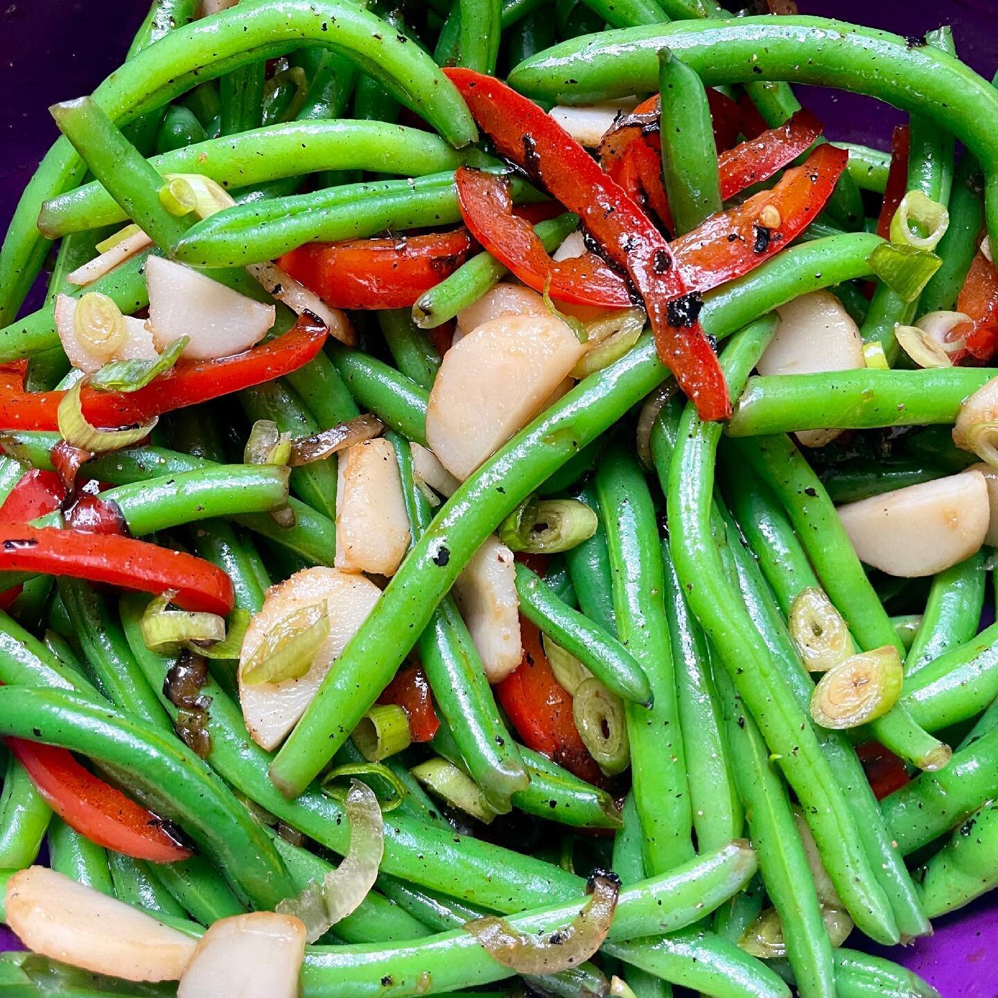 Made dinner for my family. My little sister helped🥺 it was fun even though cooking in my moms kitchen felt like an episode of Cutthroat Kitchen😂 It feels good to be home and out of NY for a bit. 

The recipe to the green bean salad is in my plant-b