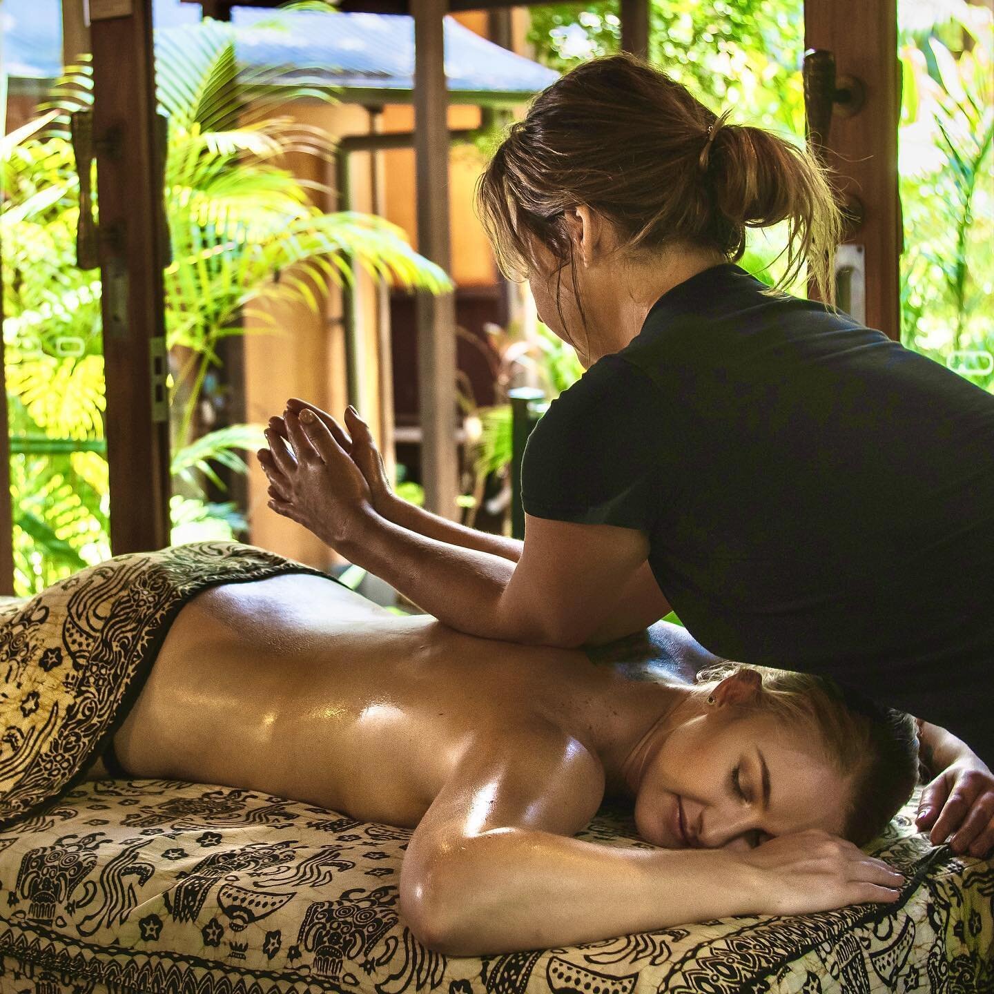Can&rsquo;t travel to Bali this year? 🌴 Consider a visit to this beautiful Balinese-inspired day spa in Noosa instead! 

On our &lsquo;Bali by the Beach&rsquo; package, experience total relaxation at @ikatanspanoosa with a 90 minute hot stone couple