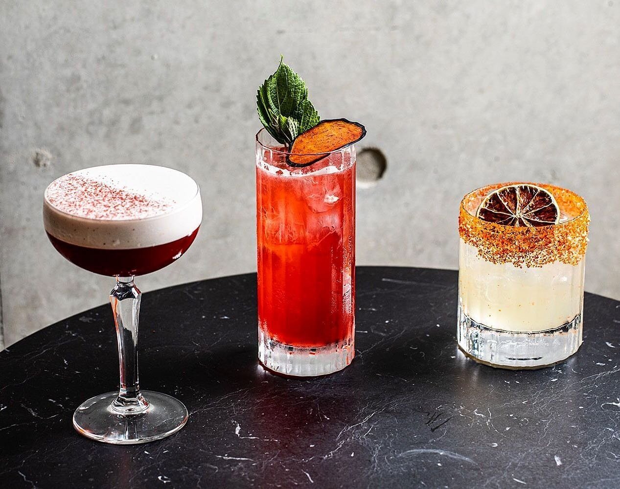 We love a good cocktail, and you simply can't beat these epic ones at the @qtnewcastle rooftop bar 💥 ⁠
⁠
After checking into this luxurious Newcastle hotel on our 'Timeless Treasure' package, take the lift to the rooftop and settle in with a spritz 