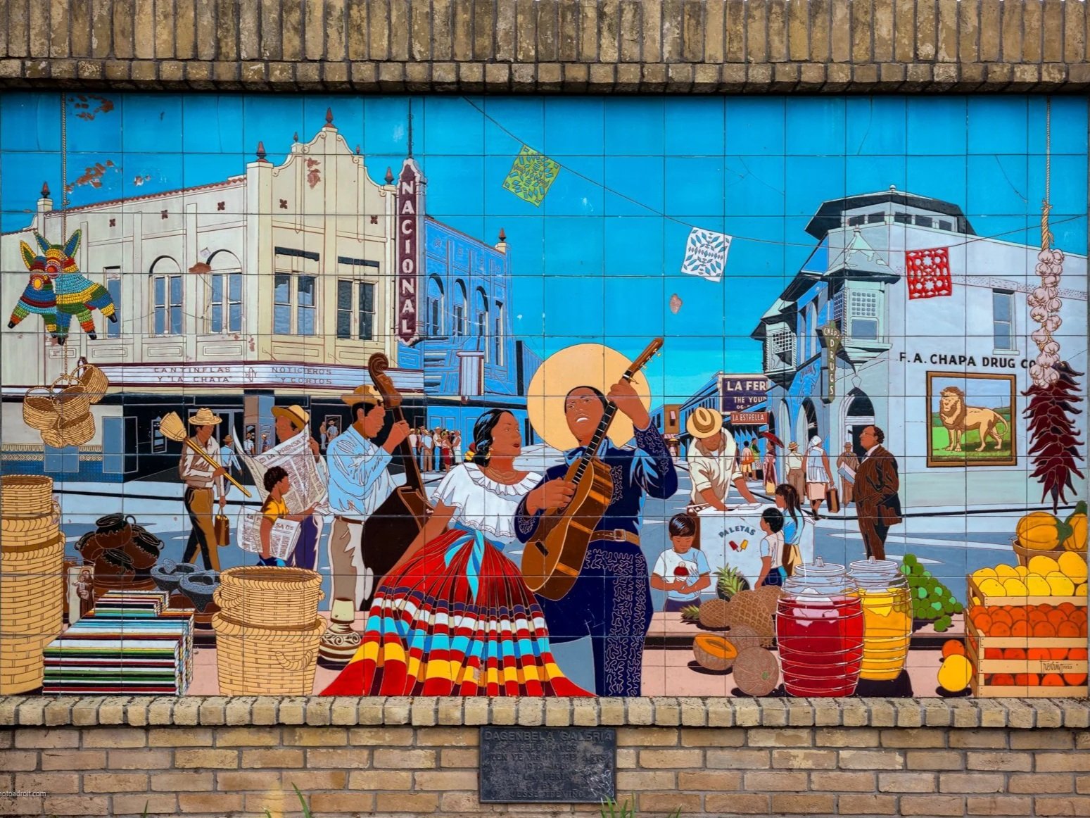 A Phantasmagoric Detour to the Polychromatic El Mercado