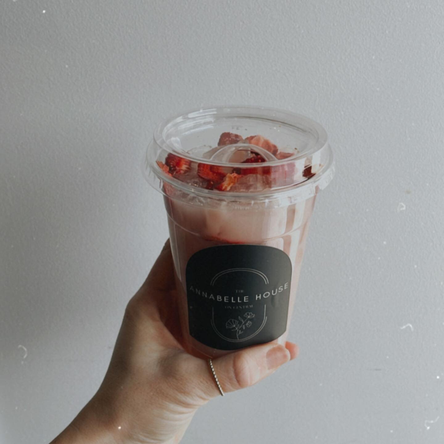 New drink(s) alert! We couldn&rsquo;t pass on a chance to bring some pink into our lives - available now: The pink drink (strawberry a&ccedil;a&iacute;, raspberry, &amp; coconut milk), Strawberry A&ccedil;a&iacute; refresher (strawberry acai refreshe