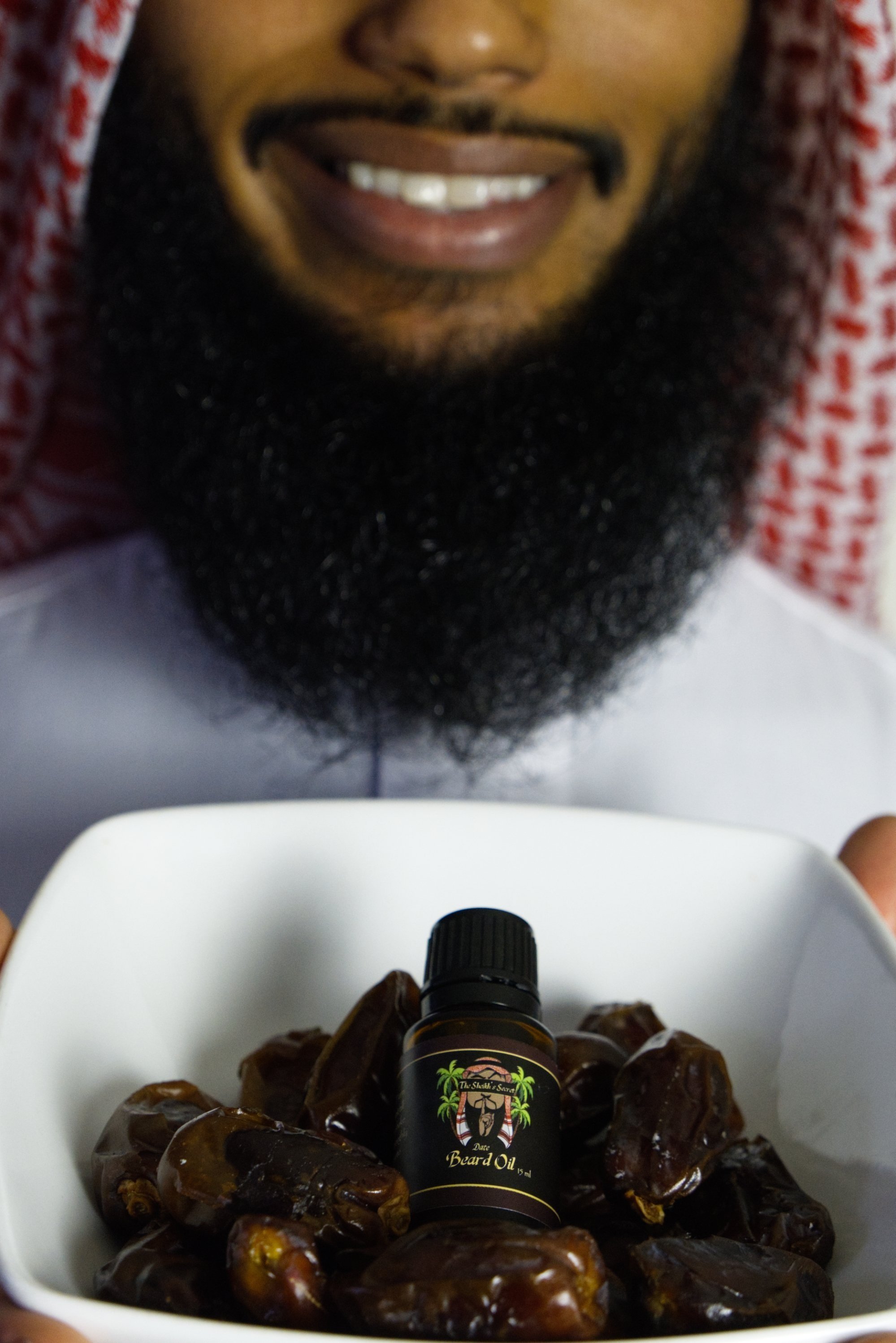 Sheikh+smilie+with+bowl+of+dates.jpg