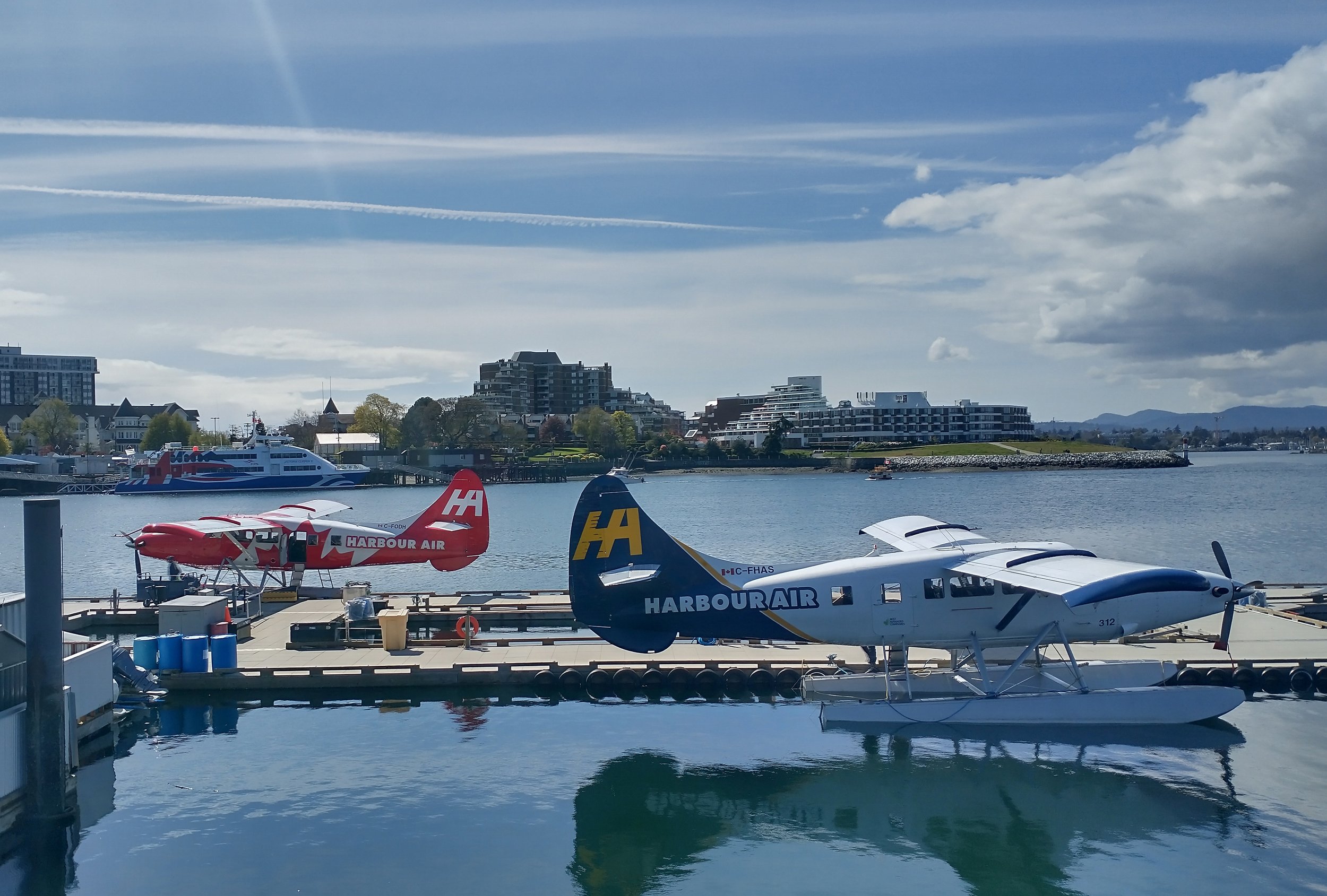  Harbour air also has several terminals on Vancouver Island itself, providing very rapid but expensive travel in the area and also to the USA. 