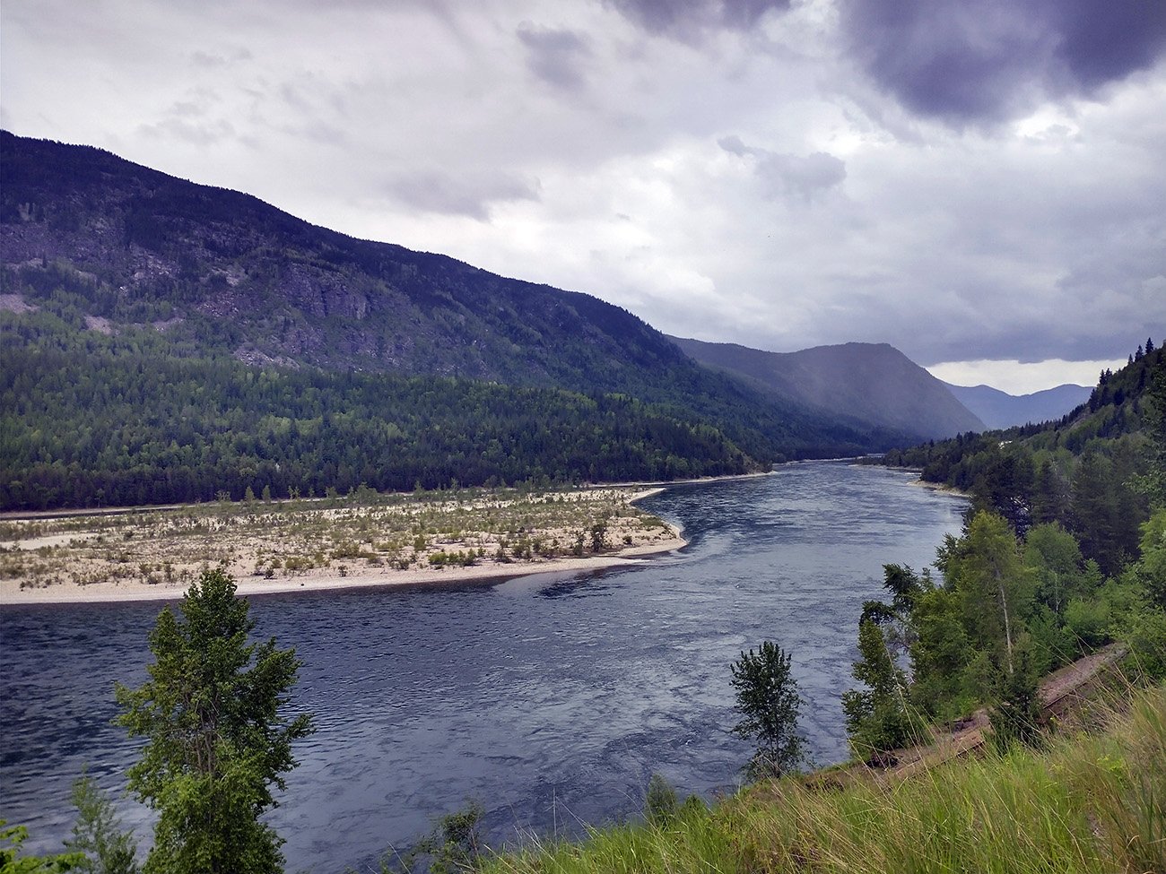 Quite nice views as you follow the river from Castlegar to Trail. No more desert and vineyards though.