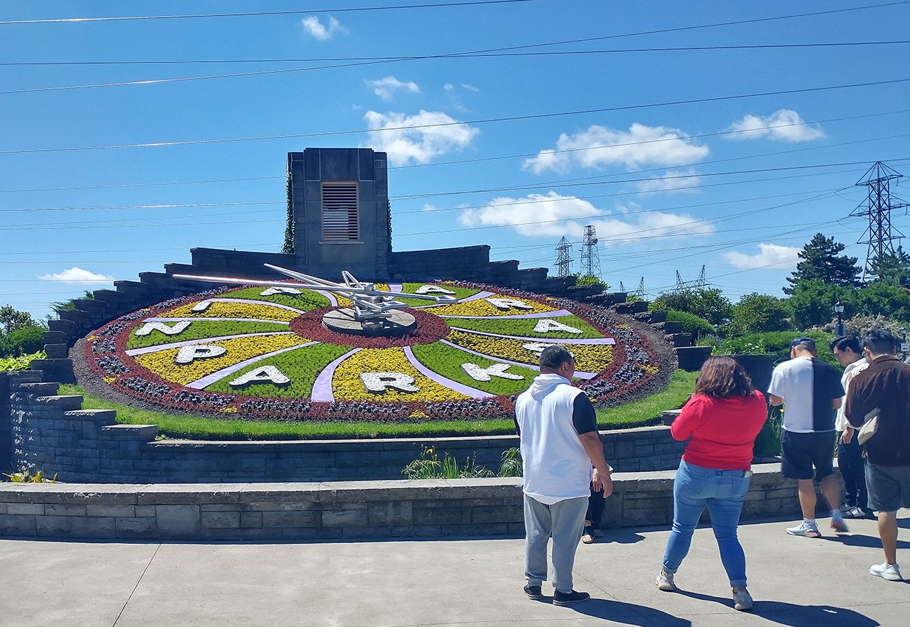 The road keeps going along the Niagara River until you reach the tourist attractions. The is the Floral Clock.
