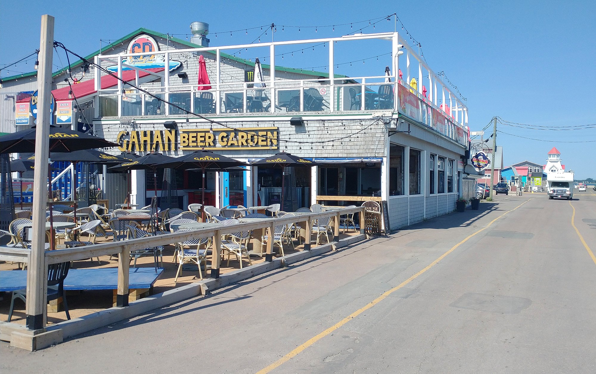 As always, restaurants on the pier. It's nice to eat by the sea.