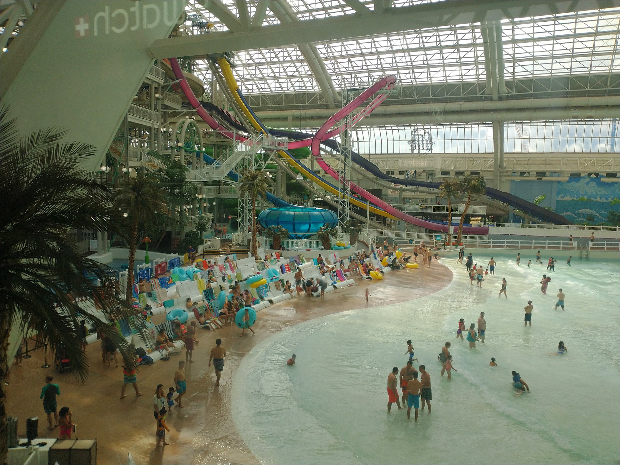 Probably the big attraction: The huge indoor waterpark. Must be PACKED in the winter.
