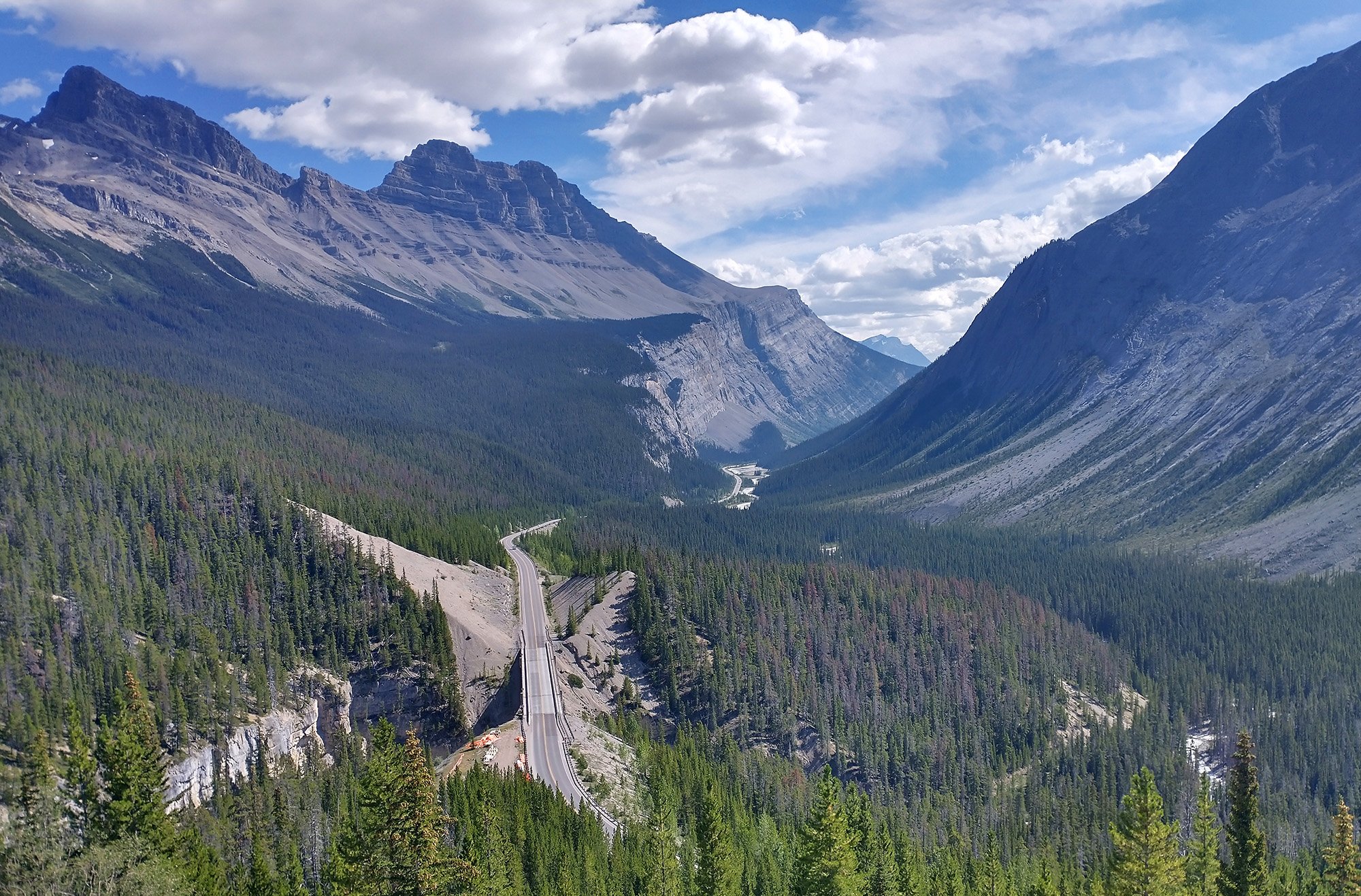 The icefield parkway is at around 1900m elevation. From there you gradually go down to 1400m.