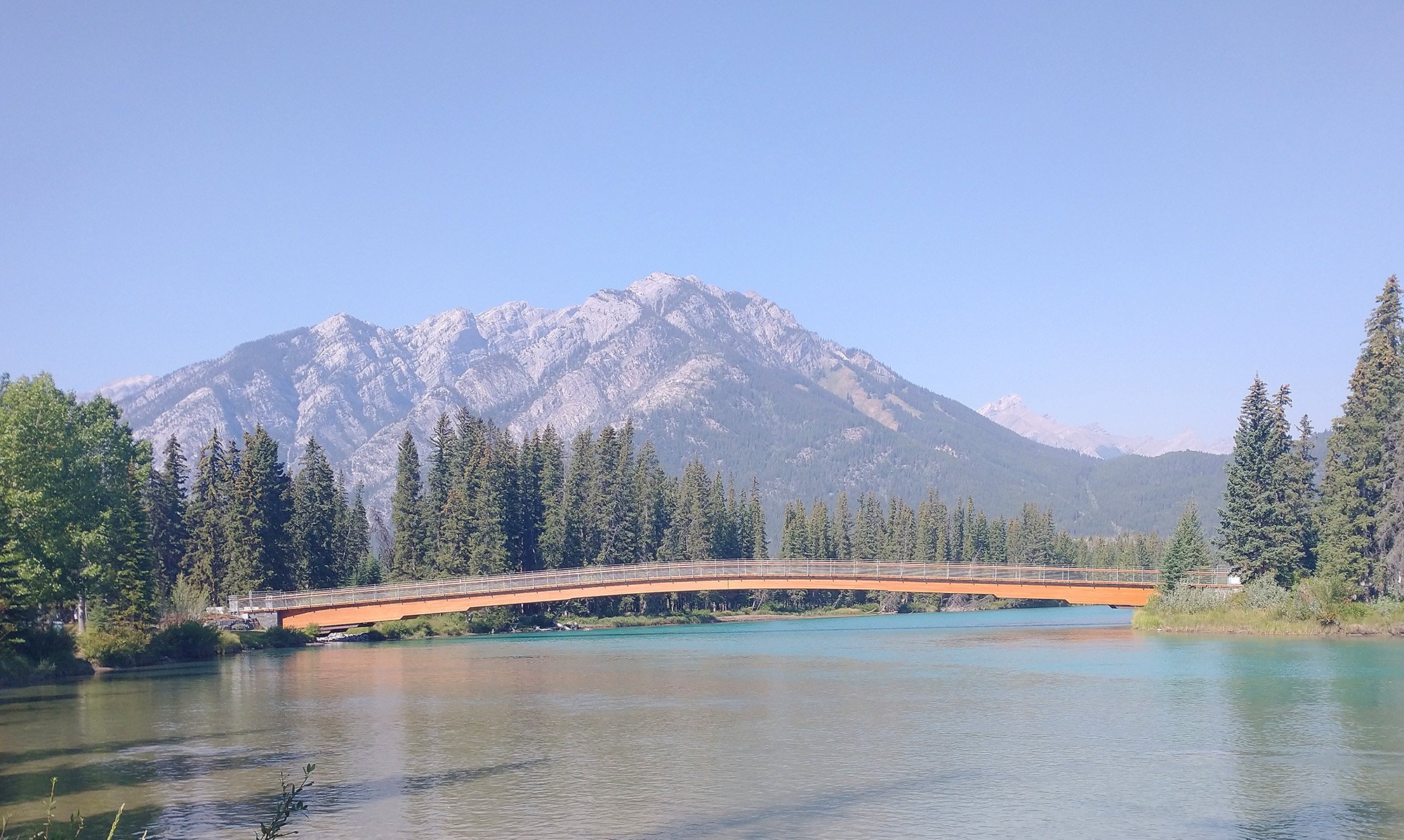 Making my way to some a little canyon. You follow the typical green rivers of Jasper / Banff.