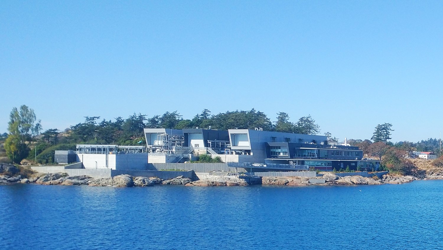 Back in Victoria! Look at this James Bond vilain mansion right off the ferry dock. 