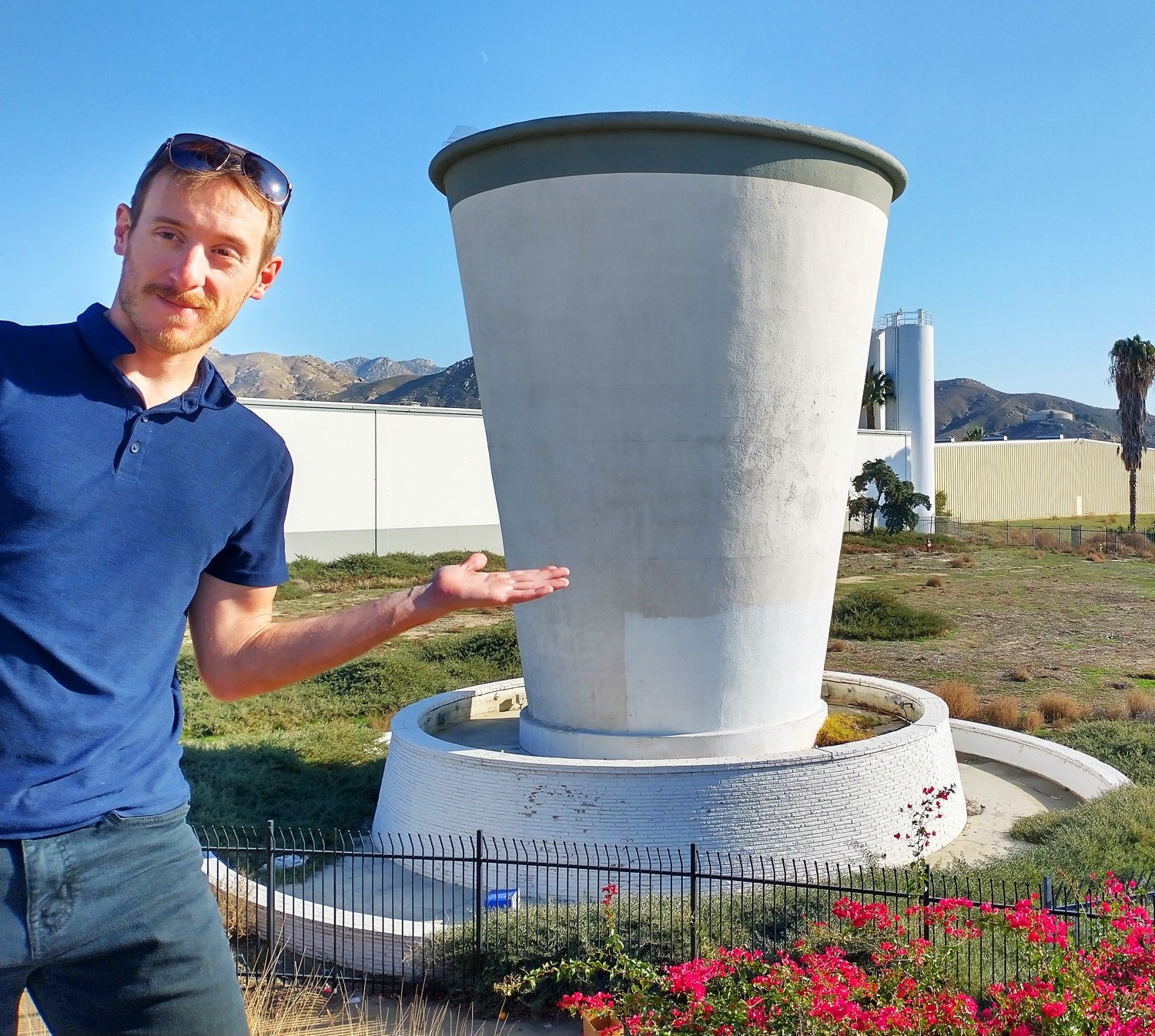 After that I drove around a bit to visit big stuff, like the Largest Paper Cup, in some industrial park!