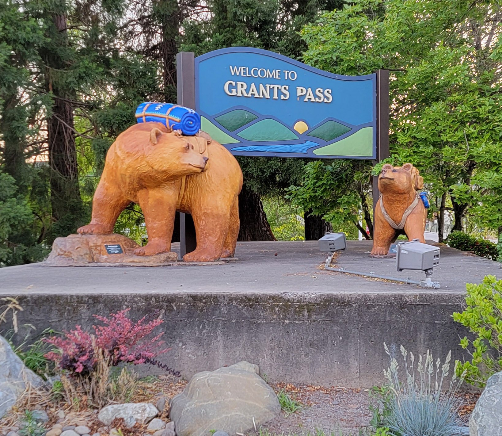  Once I was done with my 5 hour ride, I just drove over the mountain to Grants Pass. Sort of a last minute plan to go inland instead of up the coast back home. Hey, might as well since I’m here. 
