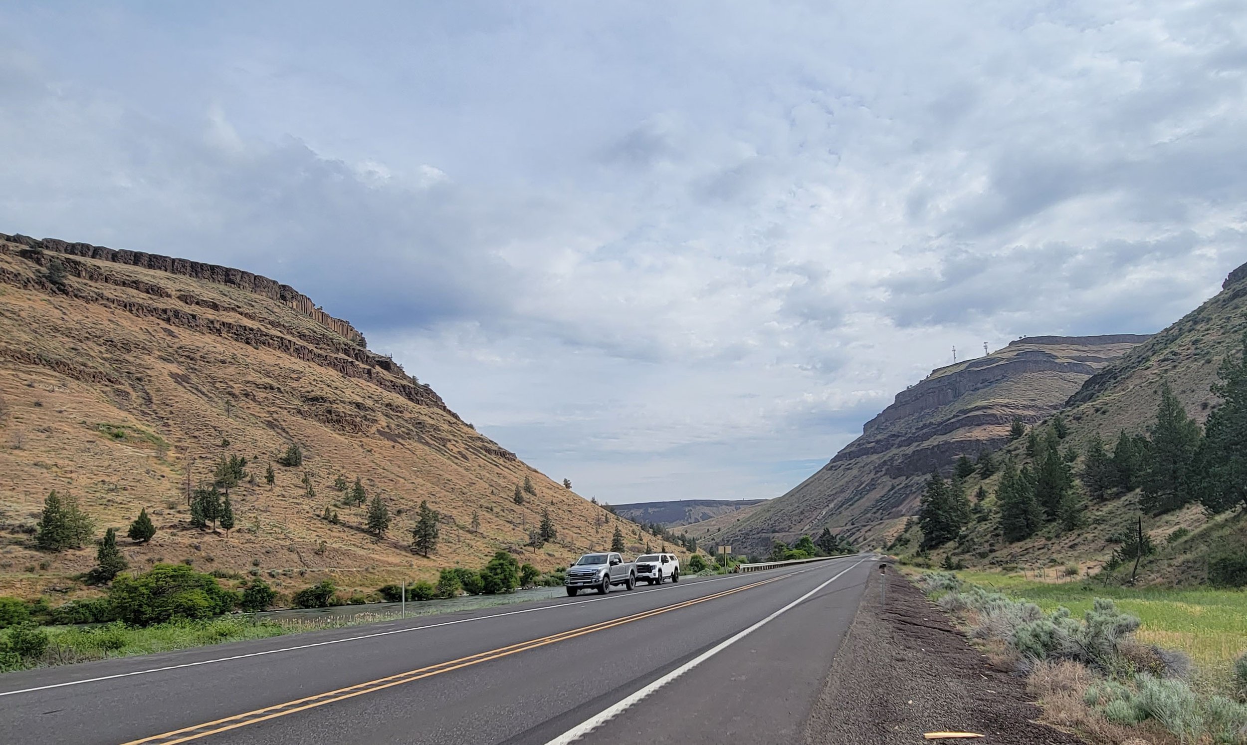  There’s cool badlands/plateau scenery all around eastern Oregon. Oregon: A land of bums and natural beauty. 
