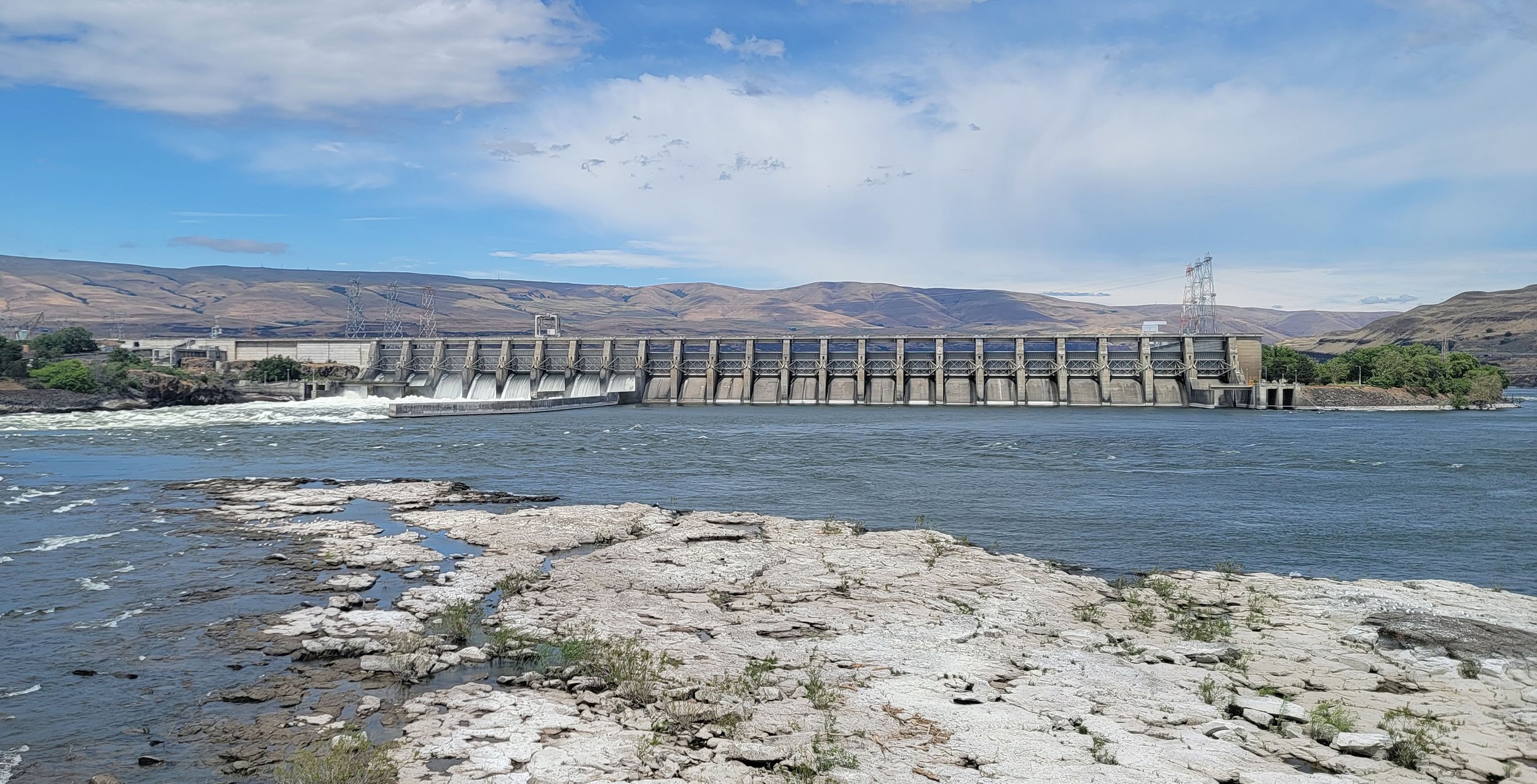  The Dalles dam. Open to visitors. Just no time to detour with a broken derailleur and storm clouds over my head. Life is about compromises. 