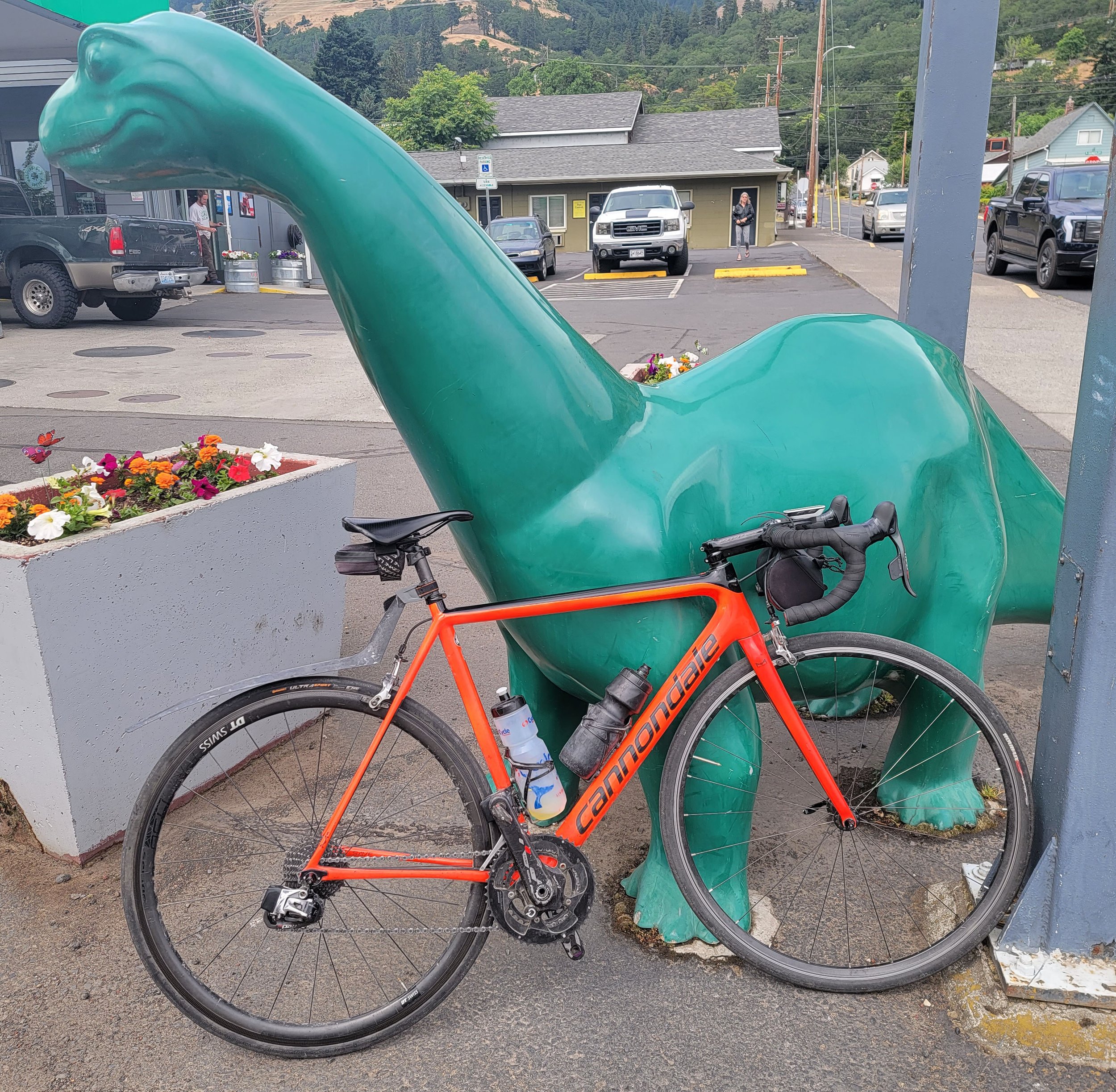  My friendly dino friend at Sinclair gas station. 18km to go… The Skittles were delicious. 