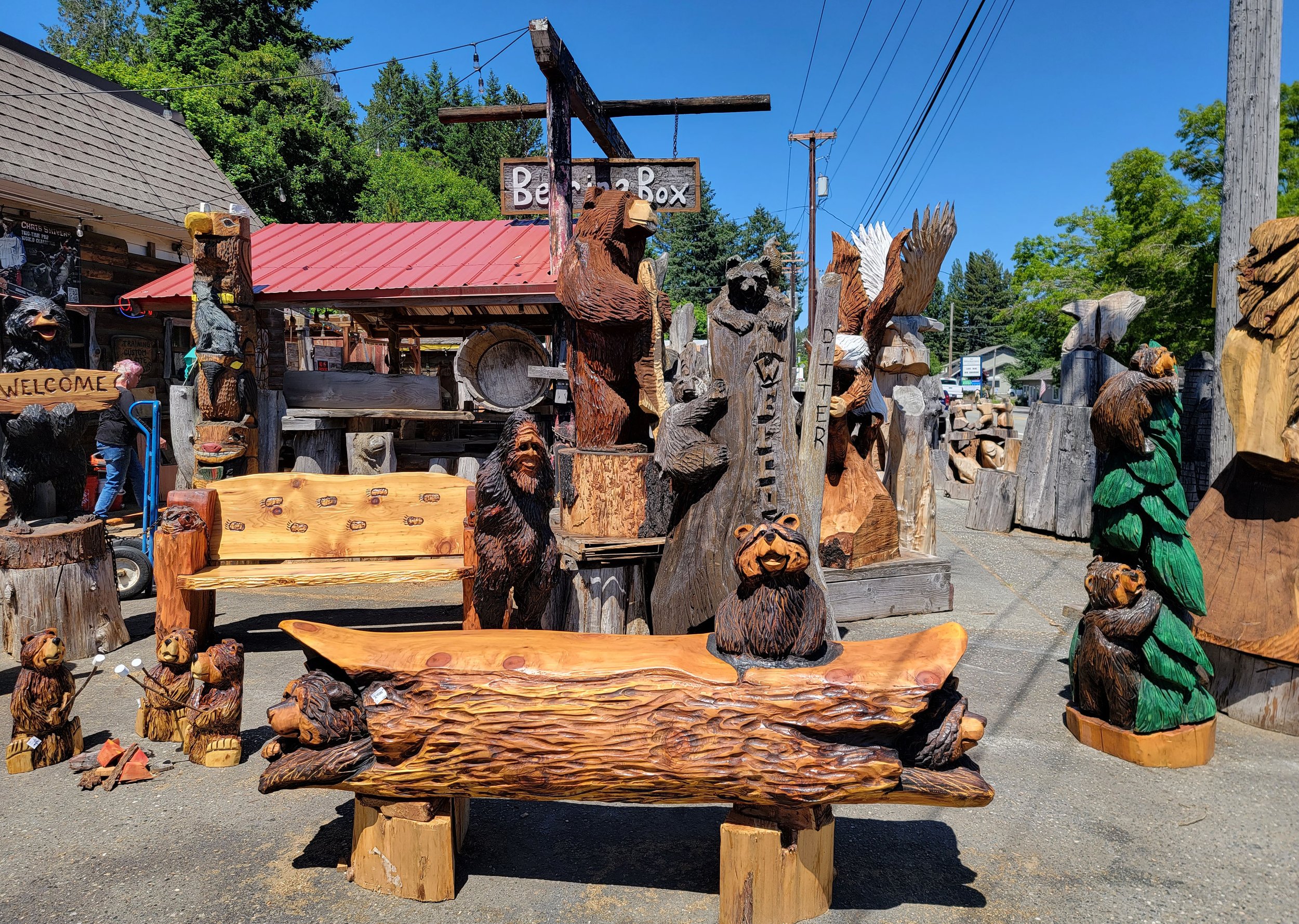 Passed by this chainsaw wood carving shop on the way back. Eagles, bigfoot and bears: The Pacific Northwest Trifecta. 
