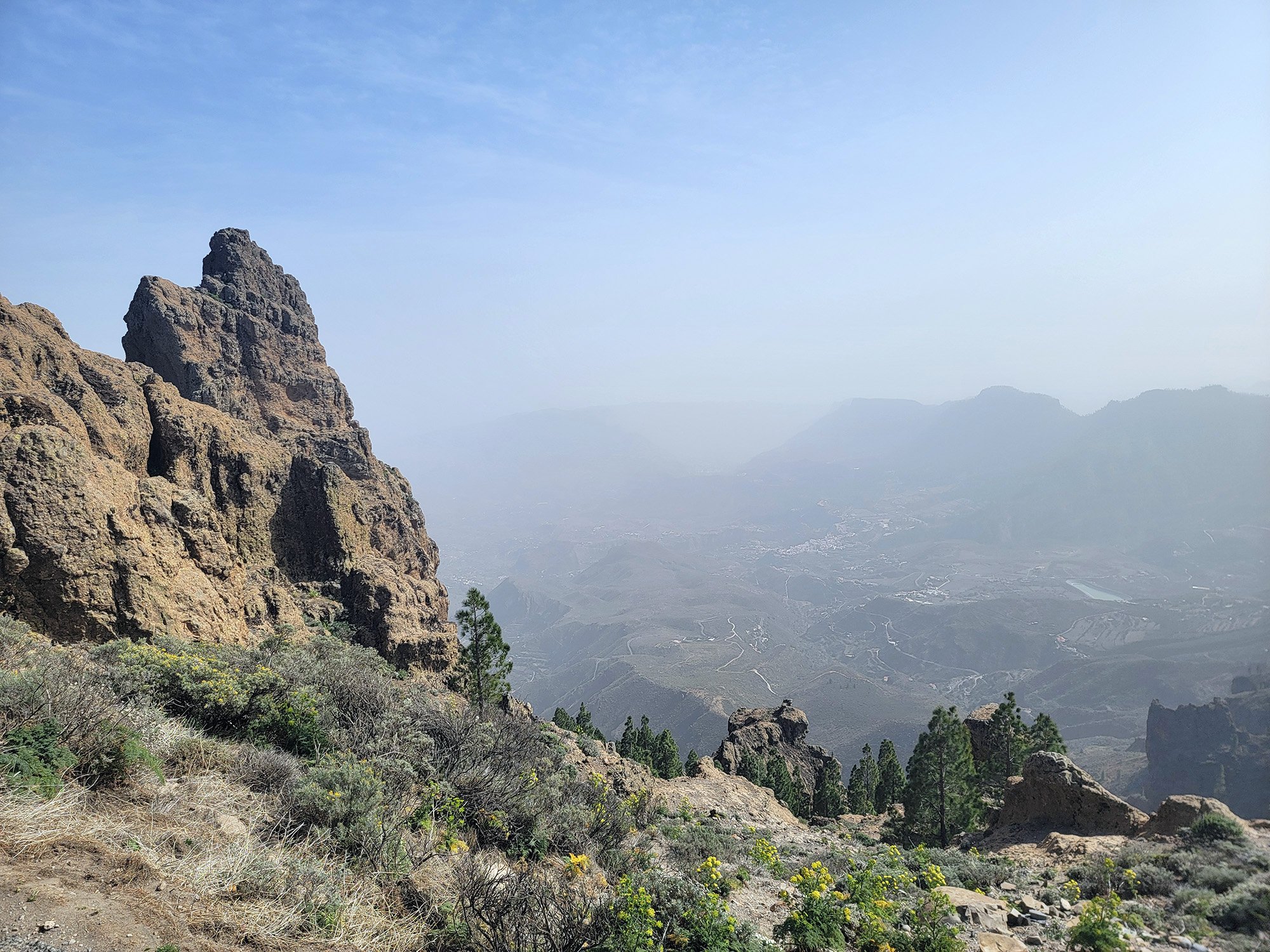 Made it to the Pico de Las Nieve! Check out the thick smog further down around Gran Canaria. Gross.