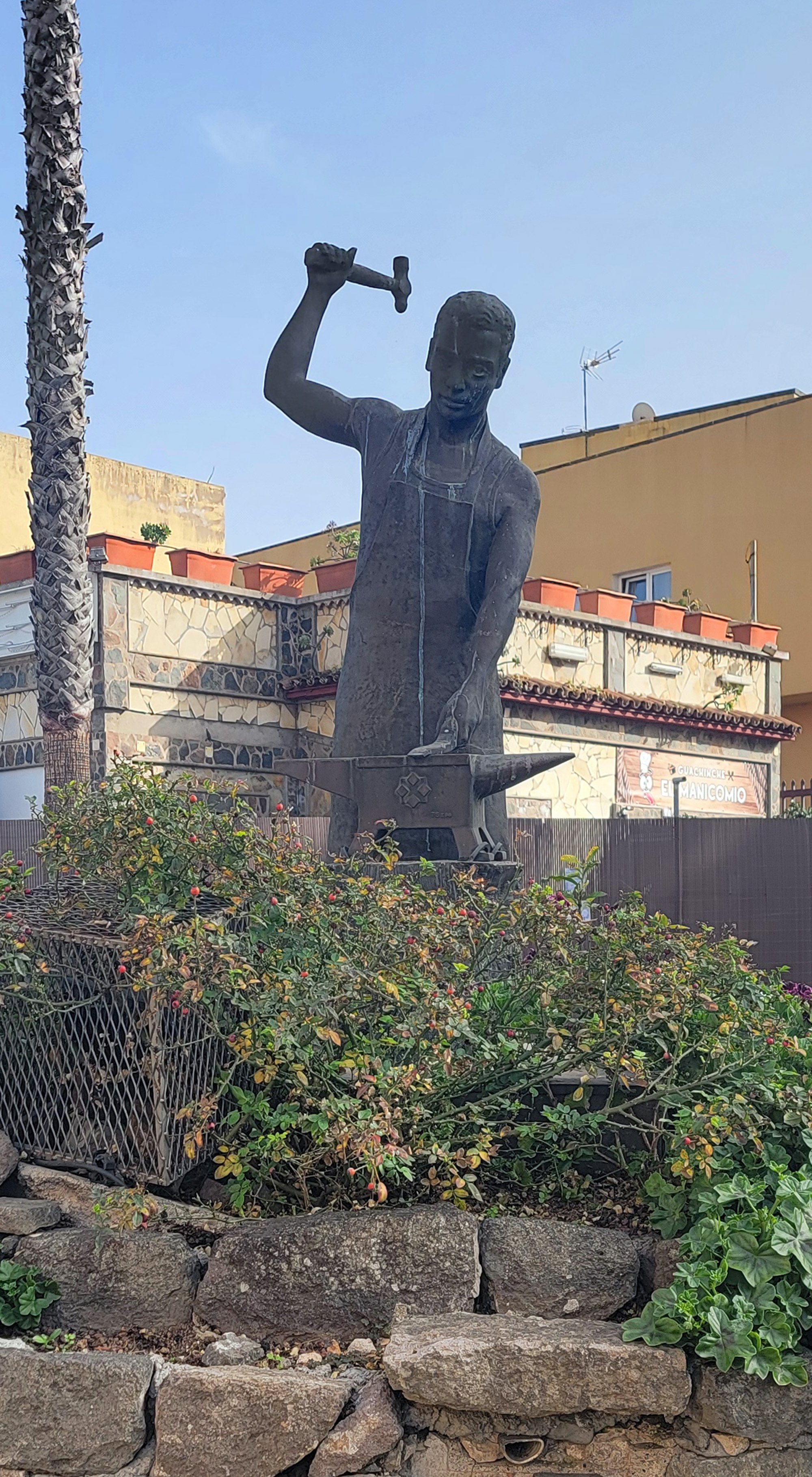 Almost all the towns here have nicely decorated roundabouts and each town has a bronze sculpture like this doing different jobs.