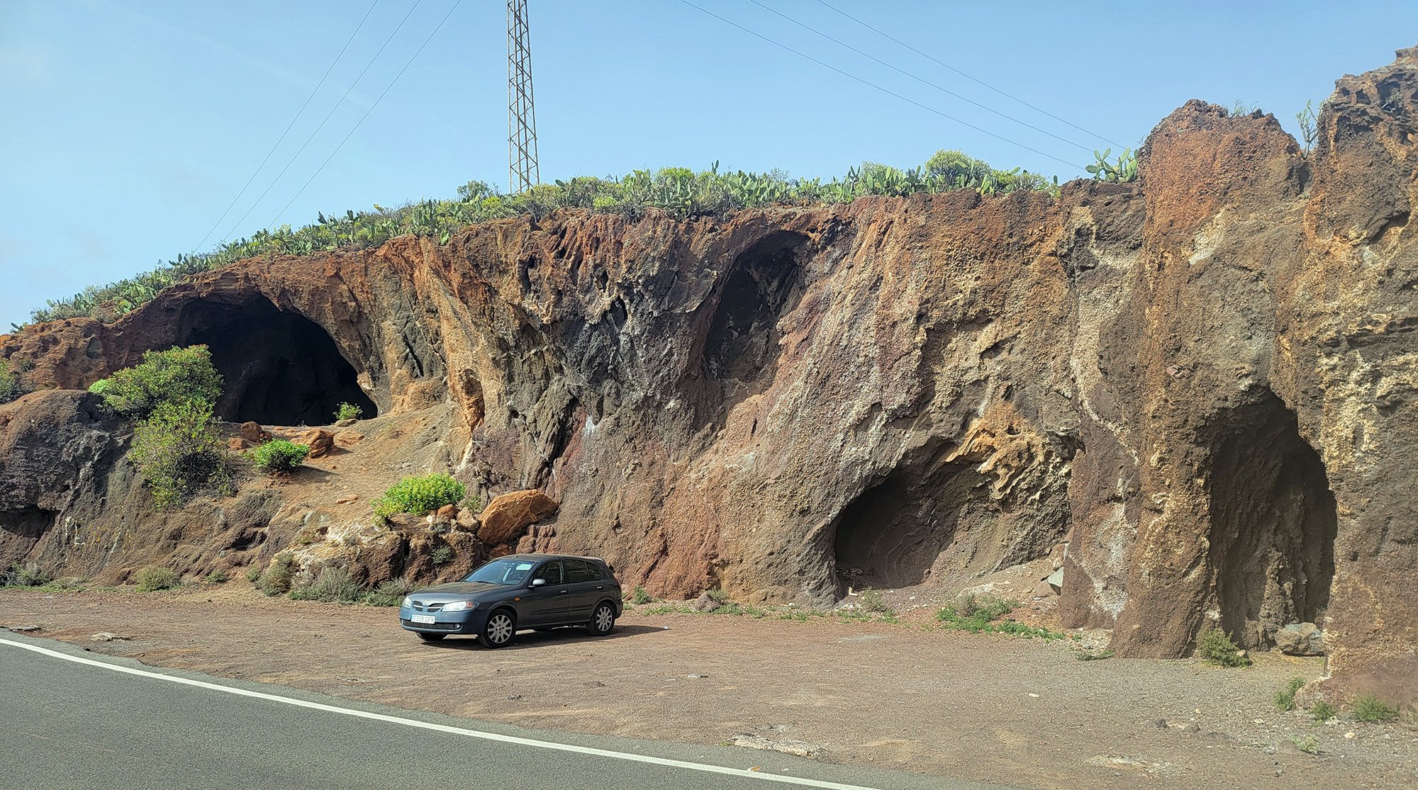 Like on Tenerife, all the rocks are full of holes and caves. Good place to stop if it rains.