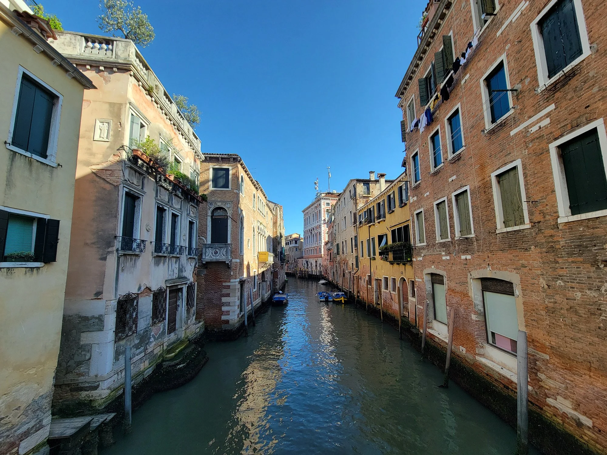 You stumble constantly upon smaller canals with a myriad of stone bridges. Everything is connected yet all feels like a maze
