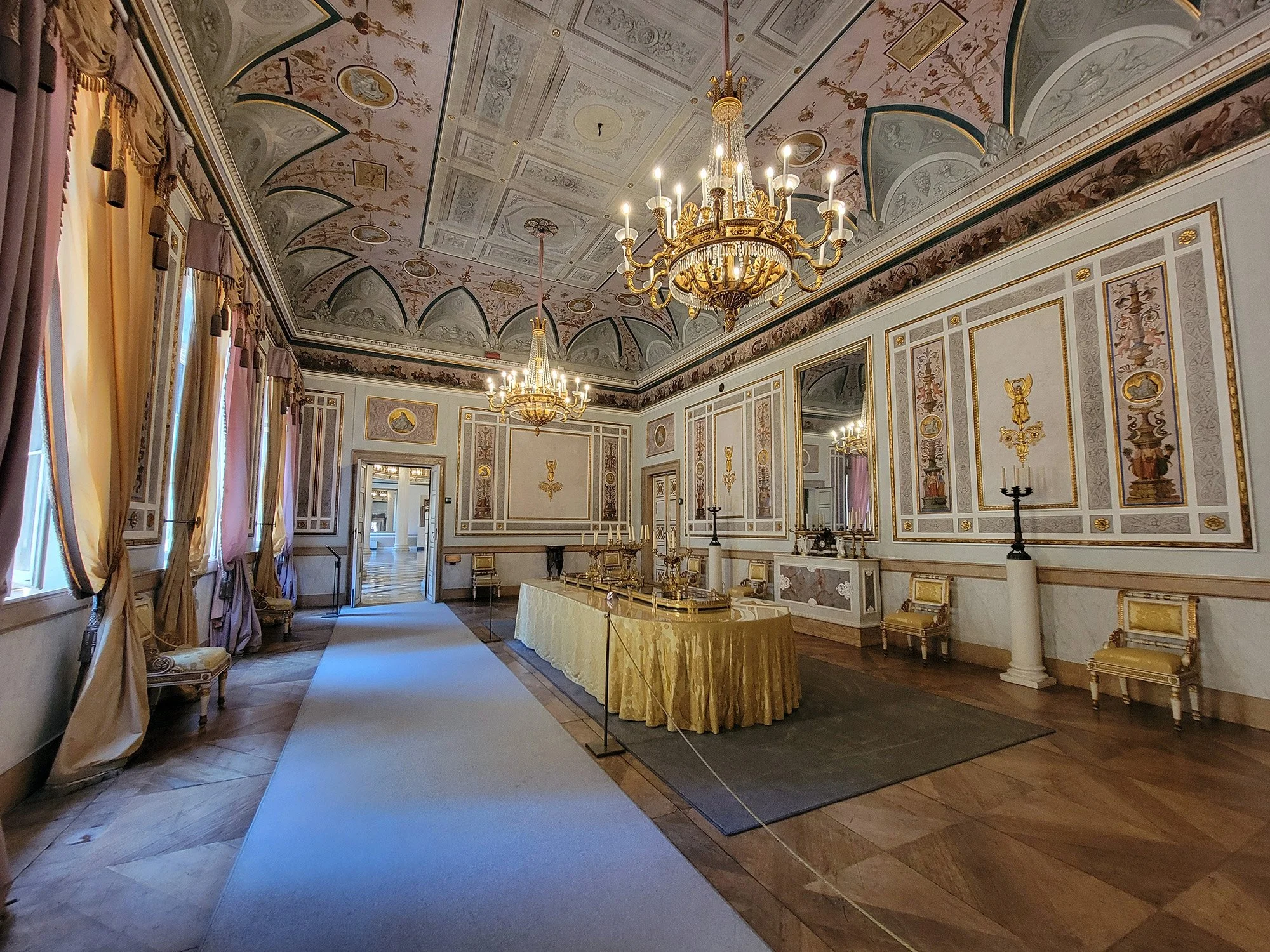 Example of a room in the villa/palace. 