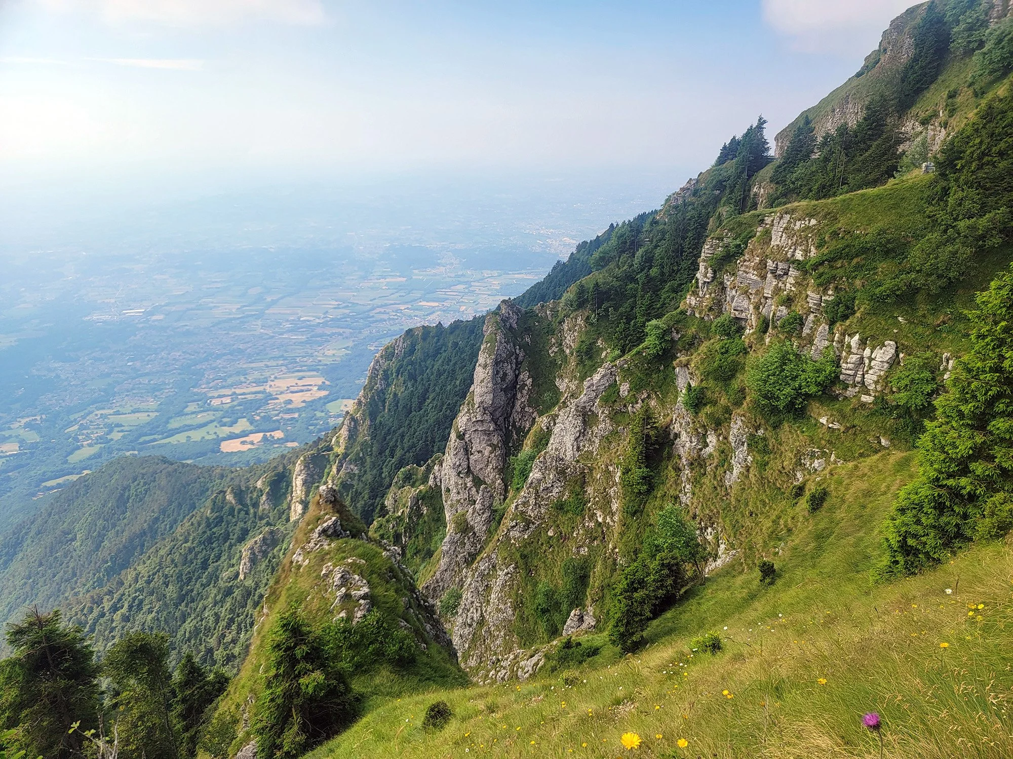 After the very steep first half you get a little break around this breathtaking cliff