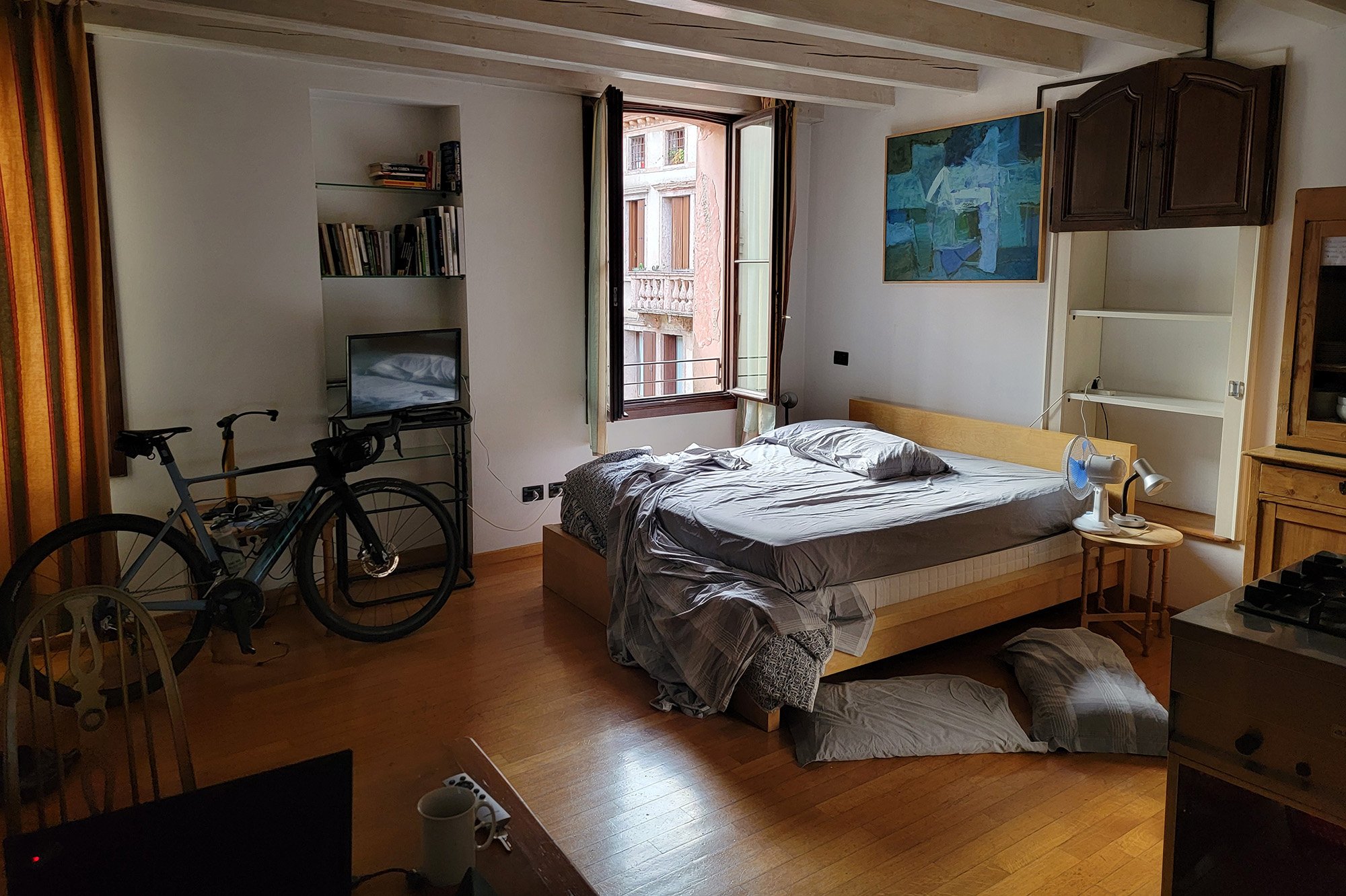 Home sweet home for a week. Really big and nice airbnb but... no air conditioning. 35c+ most of the day since it was the 3rd floor